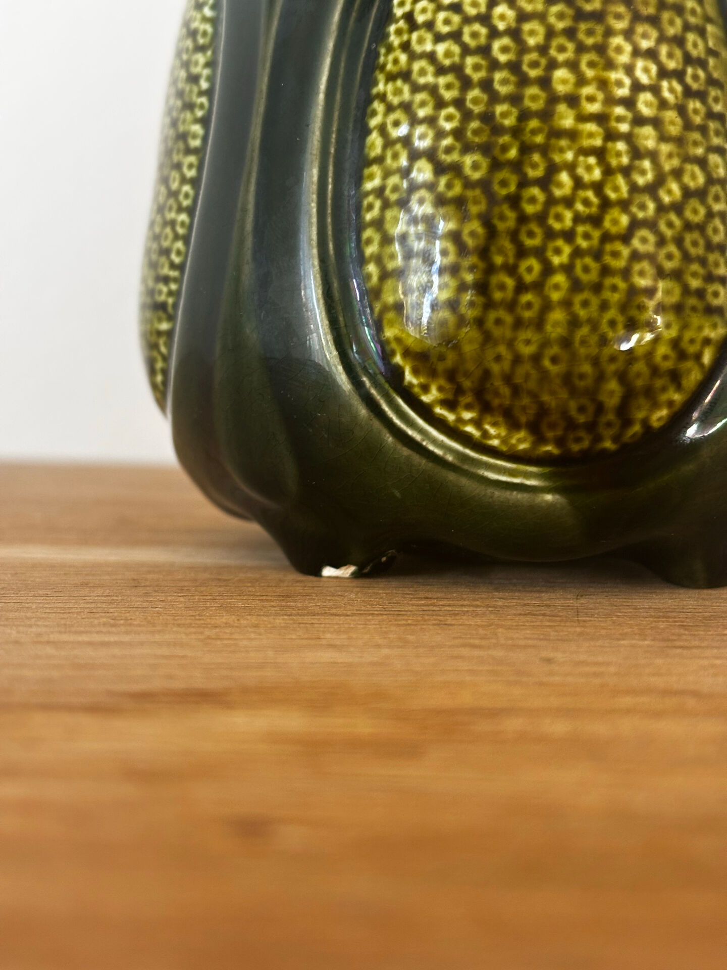 Pot ou cache pot Majolica Sarreguemines barbotine émaillée verte