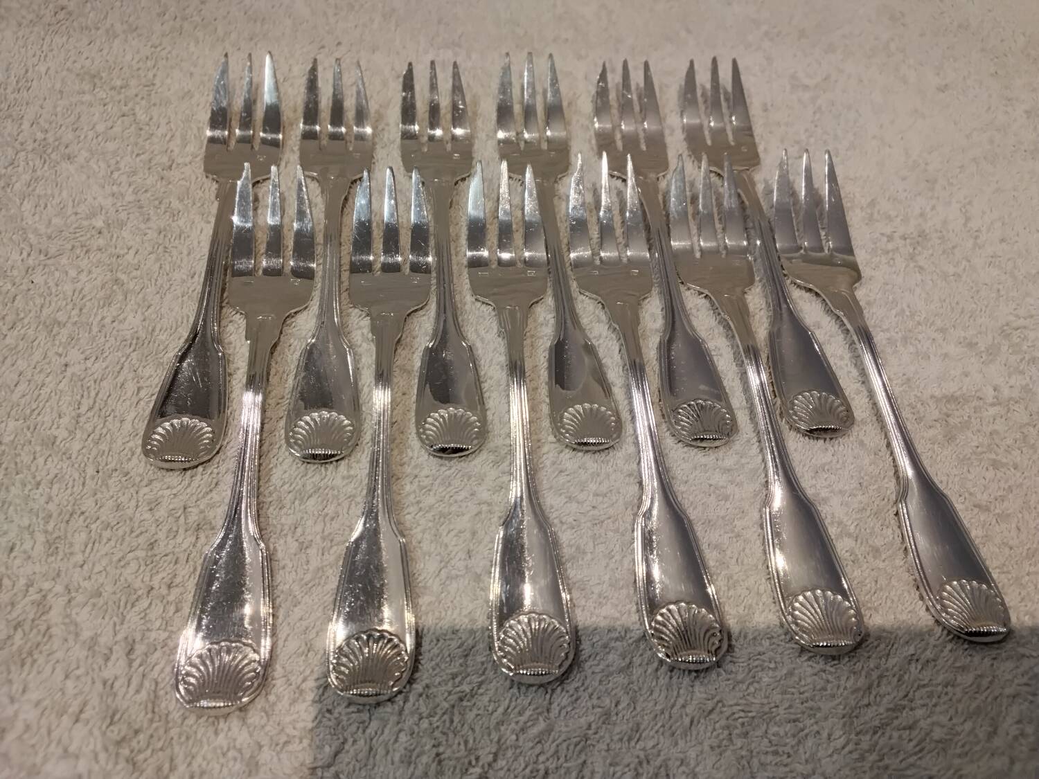 12 fourchettes à gateaux métal argenté orfèvre Cailar Bayard coquille