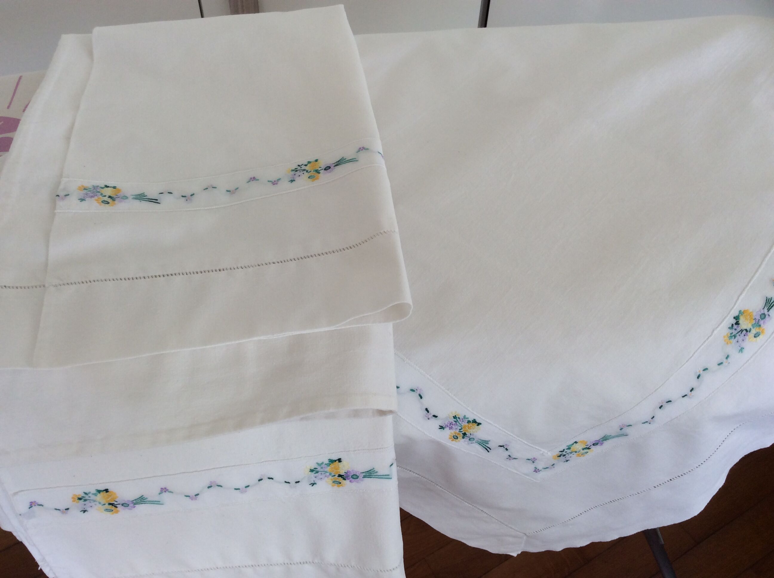 Sheet and pillowcases with small flower embroidered braid