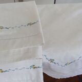 Sheet and pillowcases with small flower embroidered braid