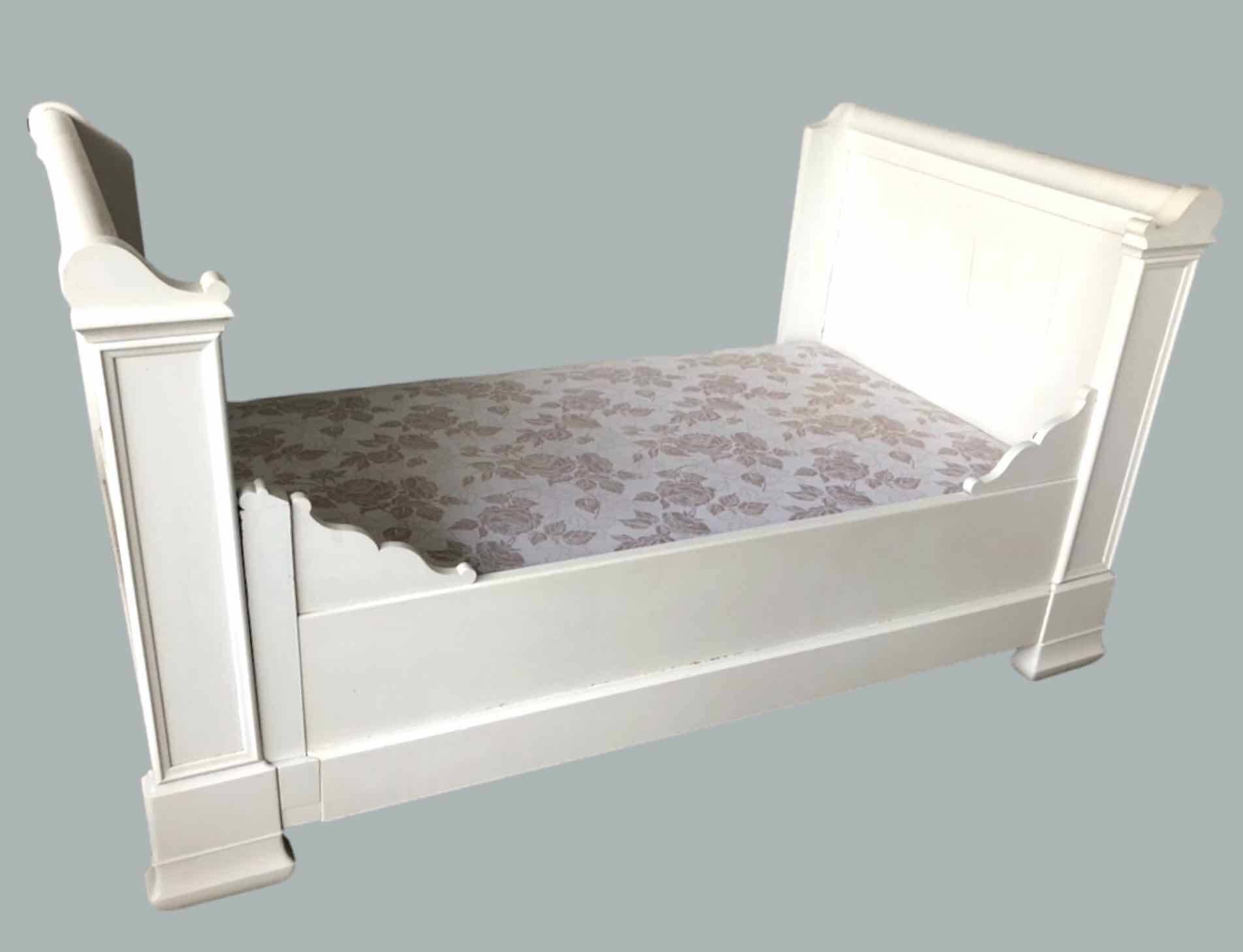 White lacquered solid wood sleigh bed