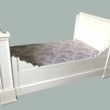 White lacquered solid wood sleigh bed