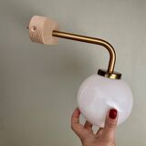 Applique globe vintage en opaline blanche