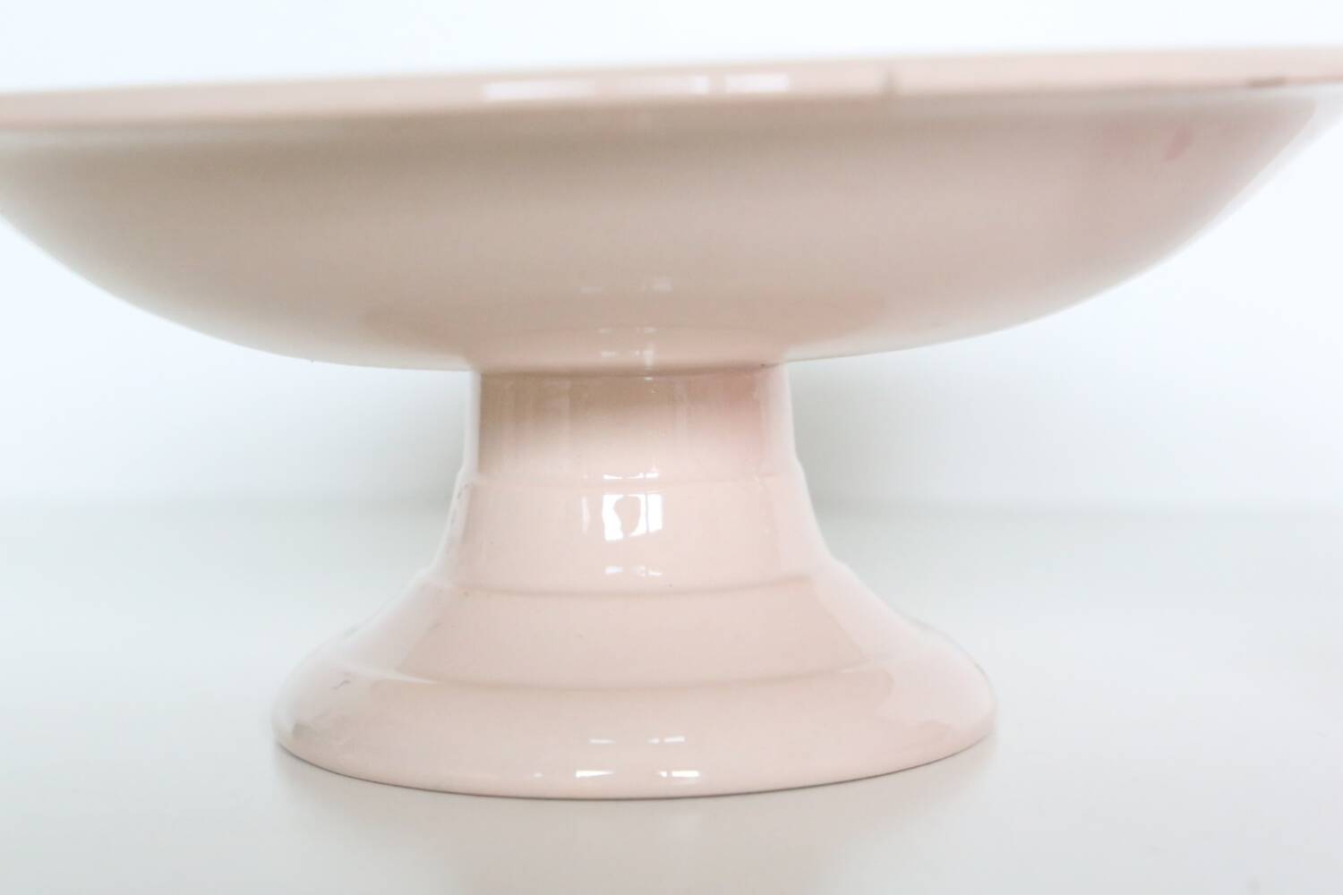 Plat piédouche en céramique rose, 1950