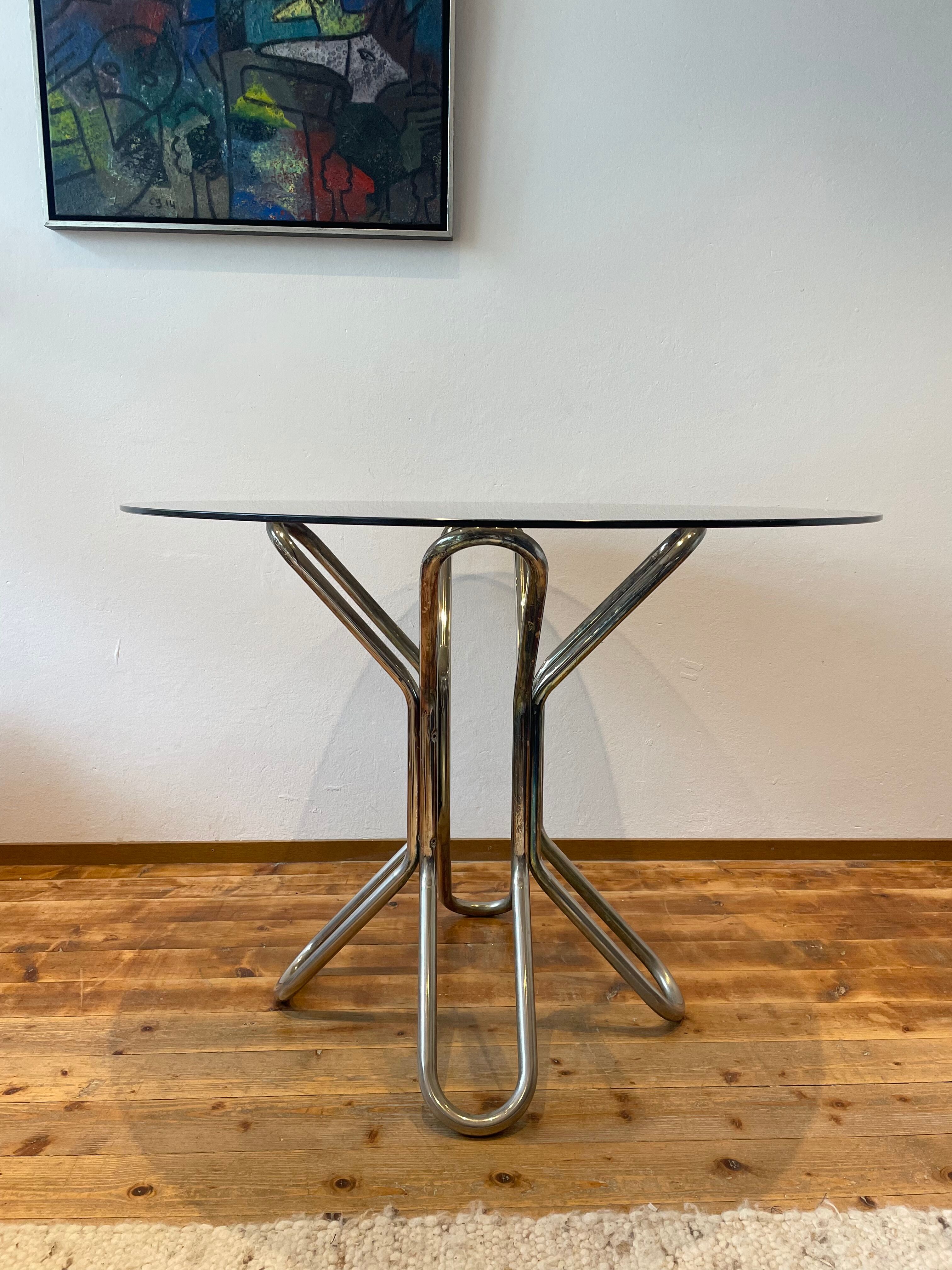 Round table in chrome and smoked glass