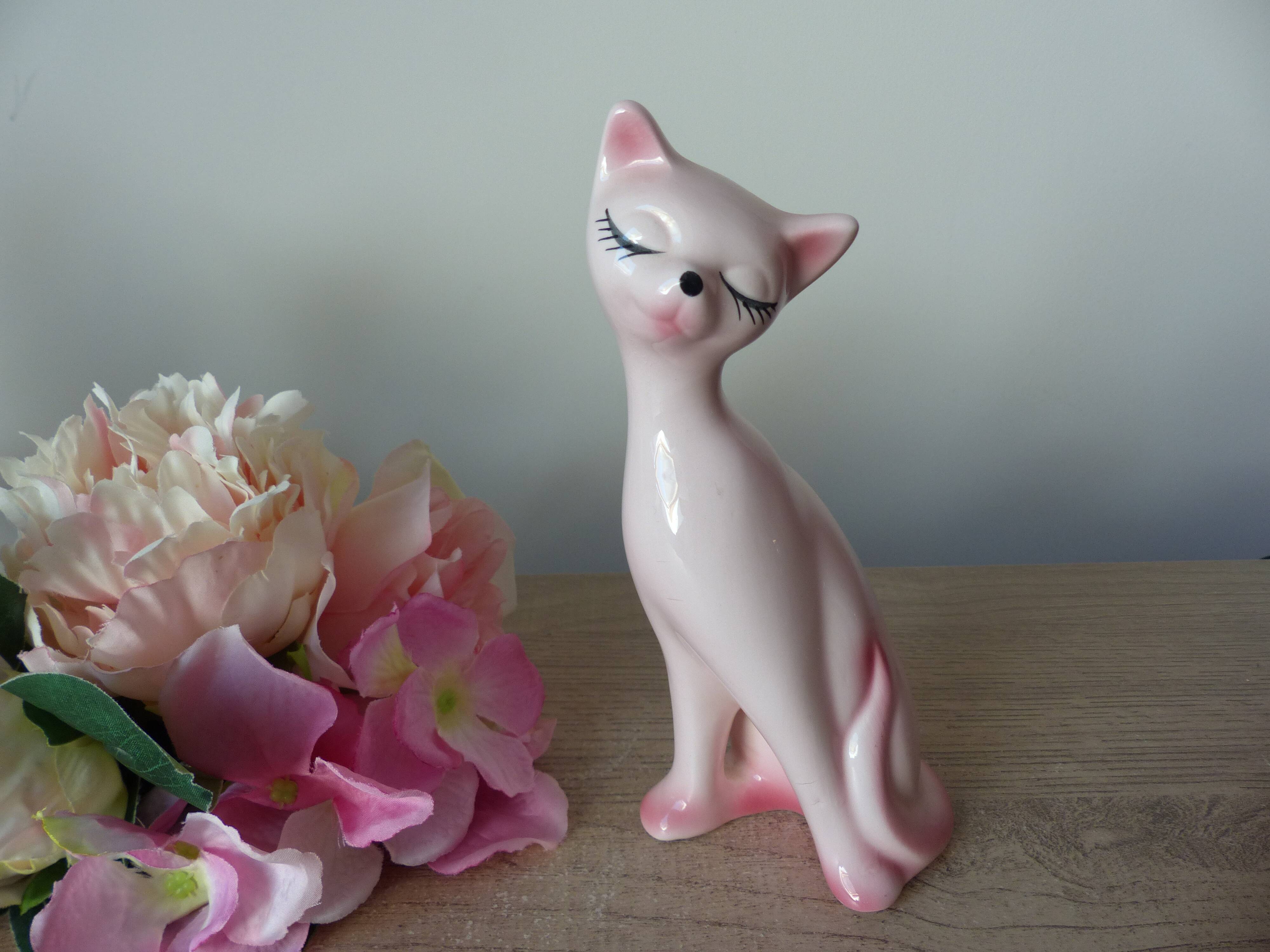 Romantic long-necked cat figurine in pink ceramic, Cat Statuette 1970