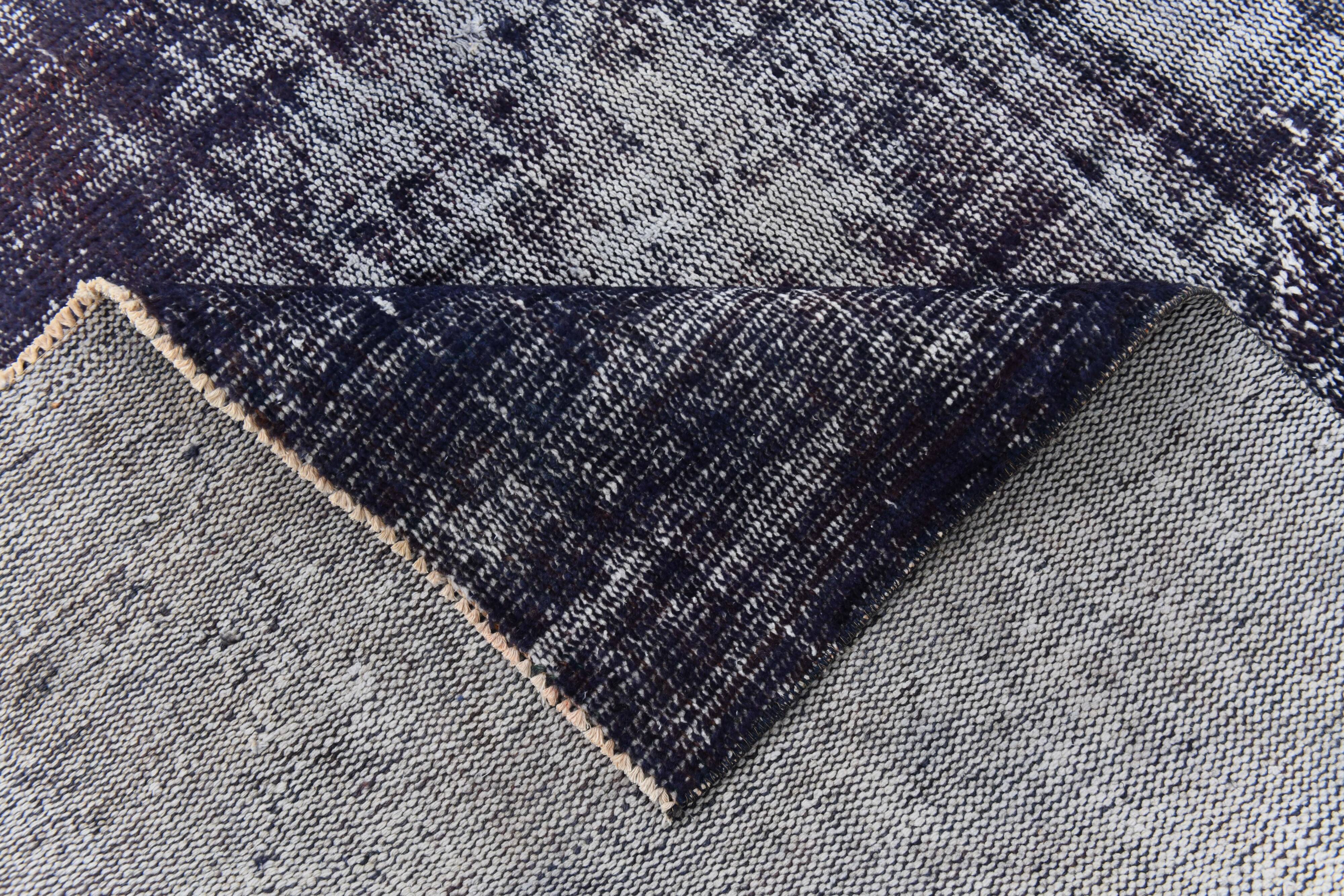 170x275 cm Dark Purpel vintage carpet, distressed dark purpel old carpet.