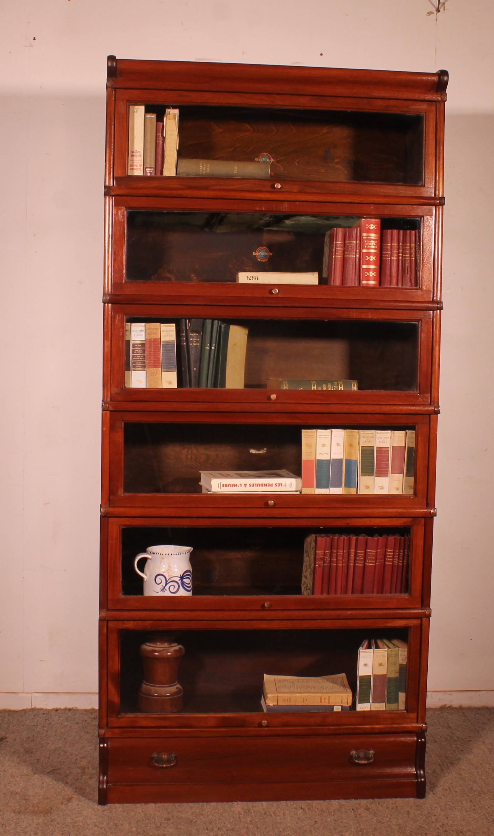 Globe Wernicke Library in mahogany with 6 elements and drawer.