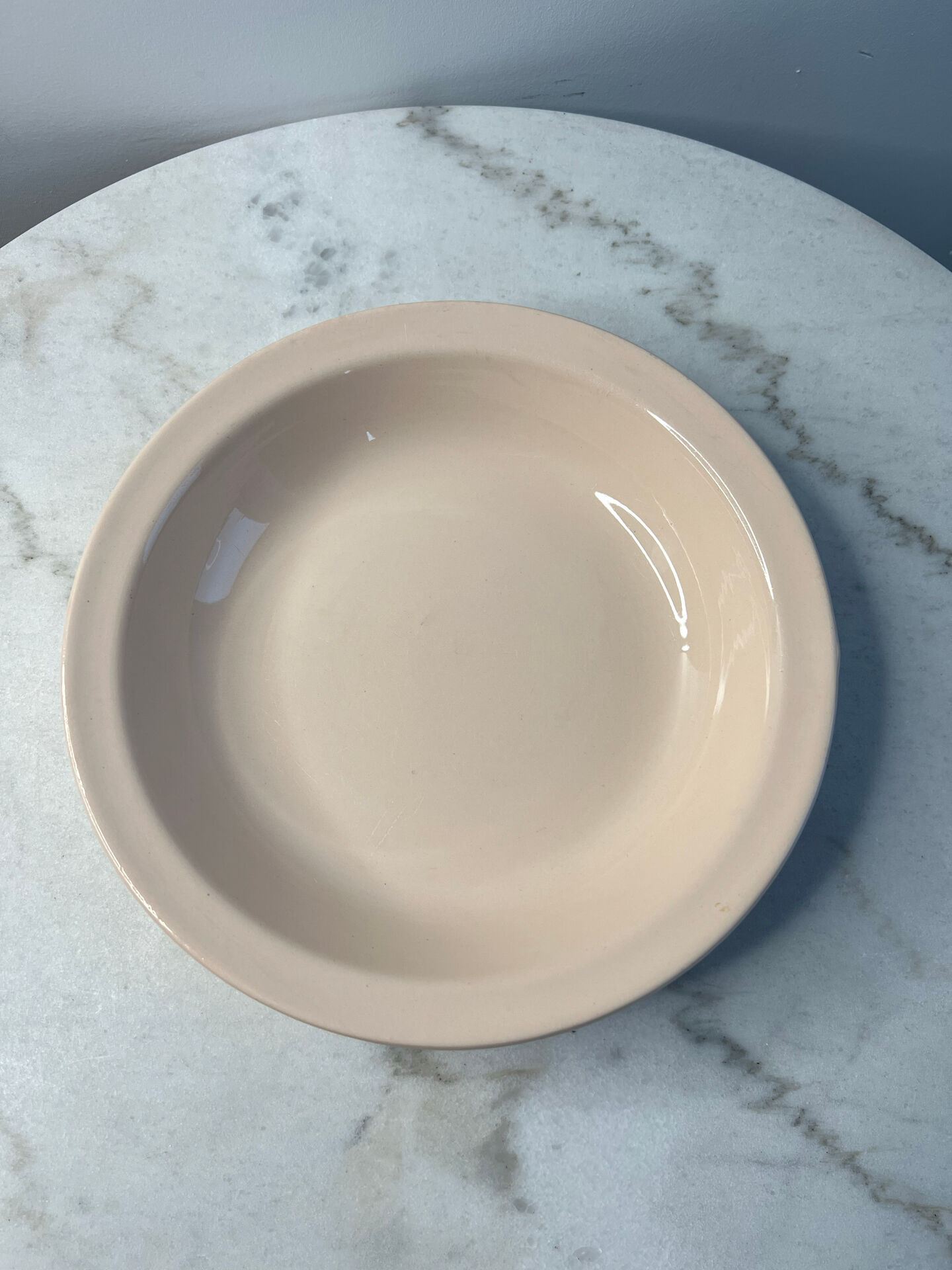 Plat de présentation en faïence Digoin couleur rose 26cm