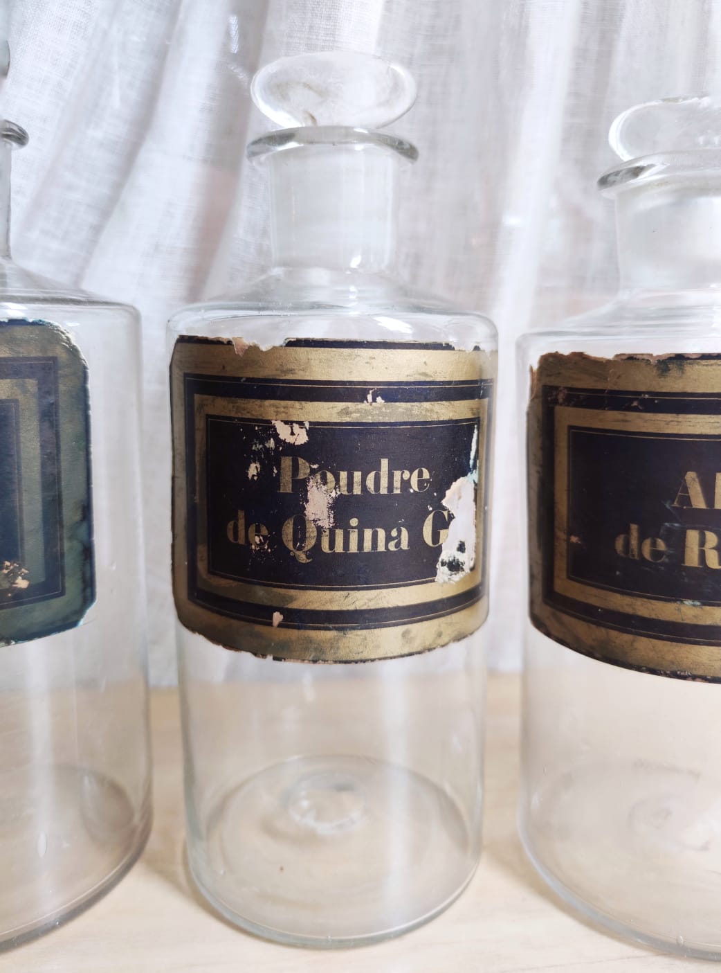 Trois grands flacons d'apothicaire, pharmacie