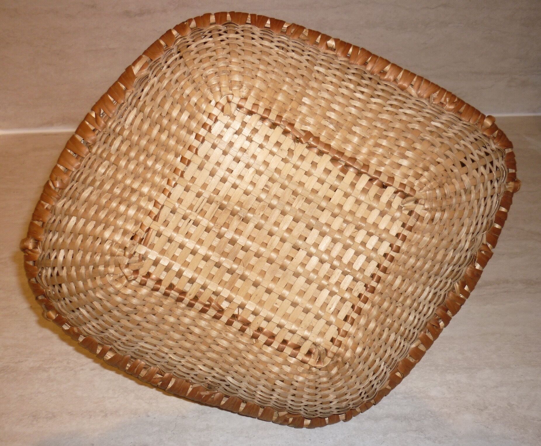 Flat diamond-shaped rattan basket with handle