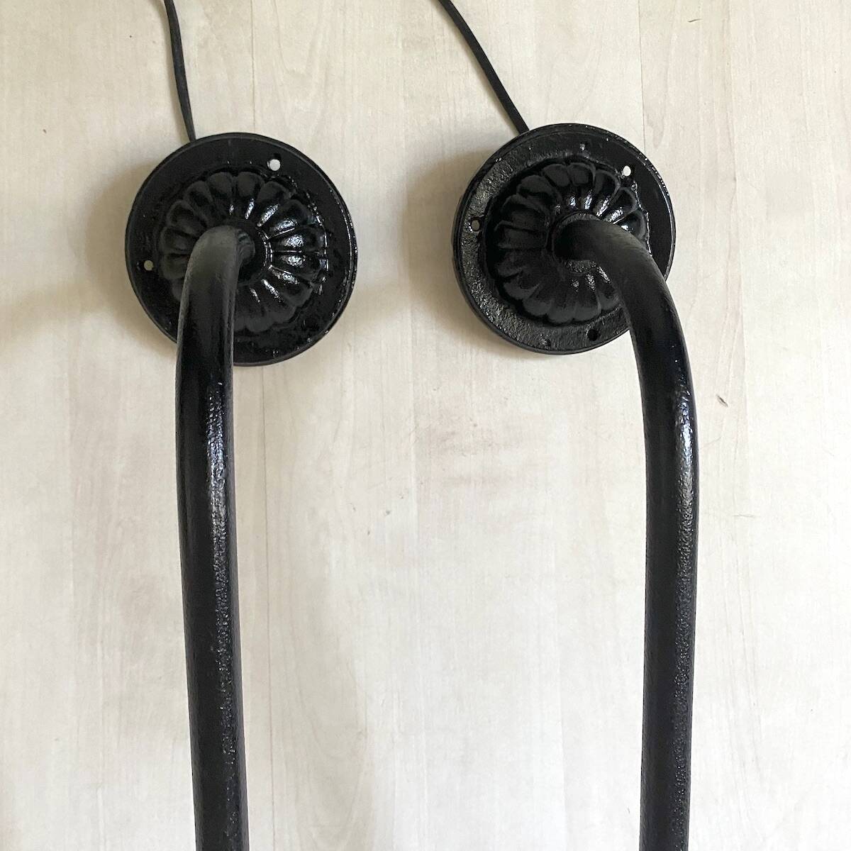 Pair of Art Deco wall lights in cast iron, glass and ceramic from the 1930s.