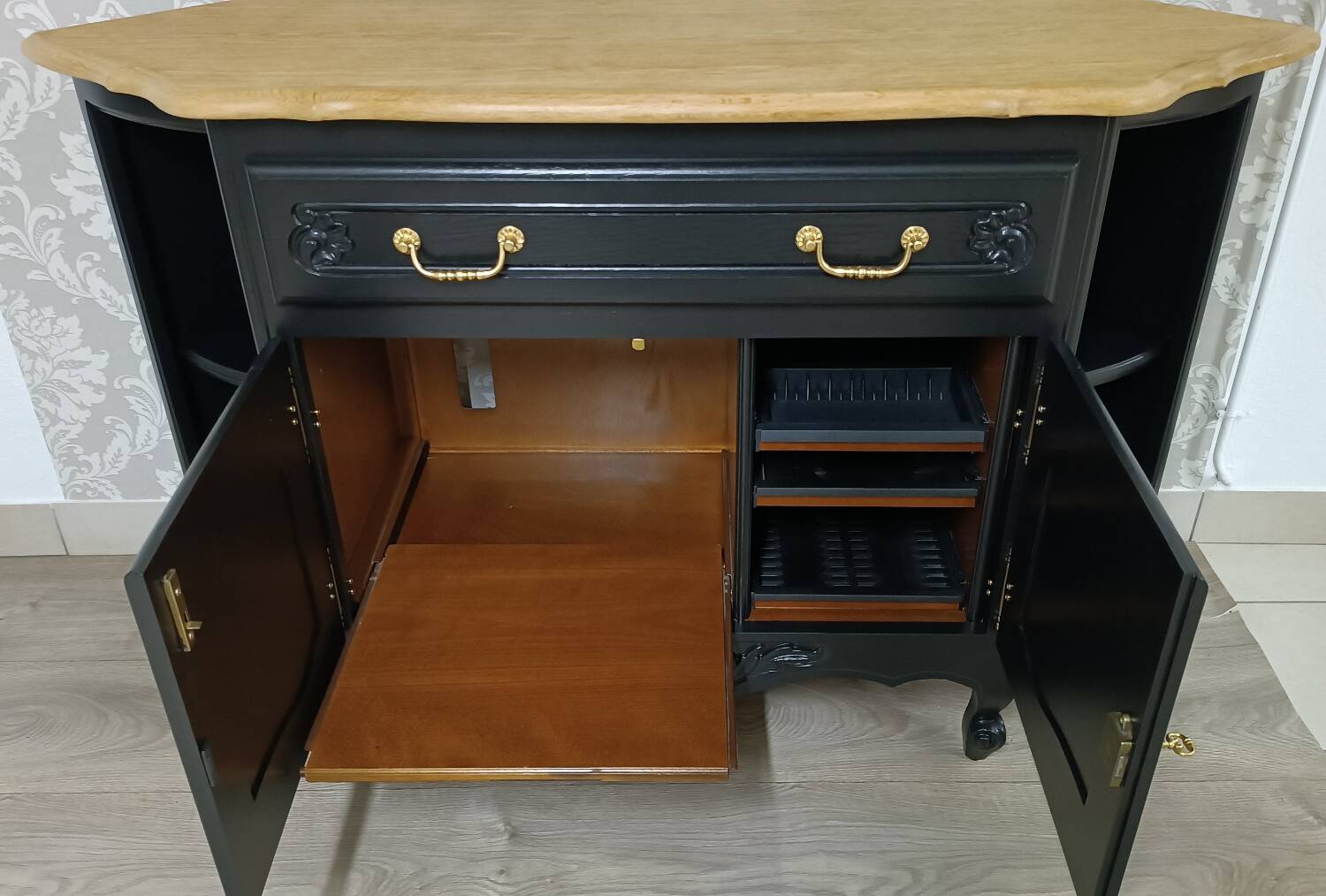 Buffet / TV cabinet in Louis XV style