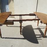 Extendable dining room table