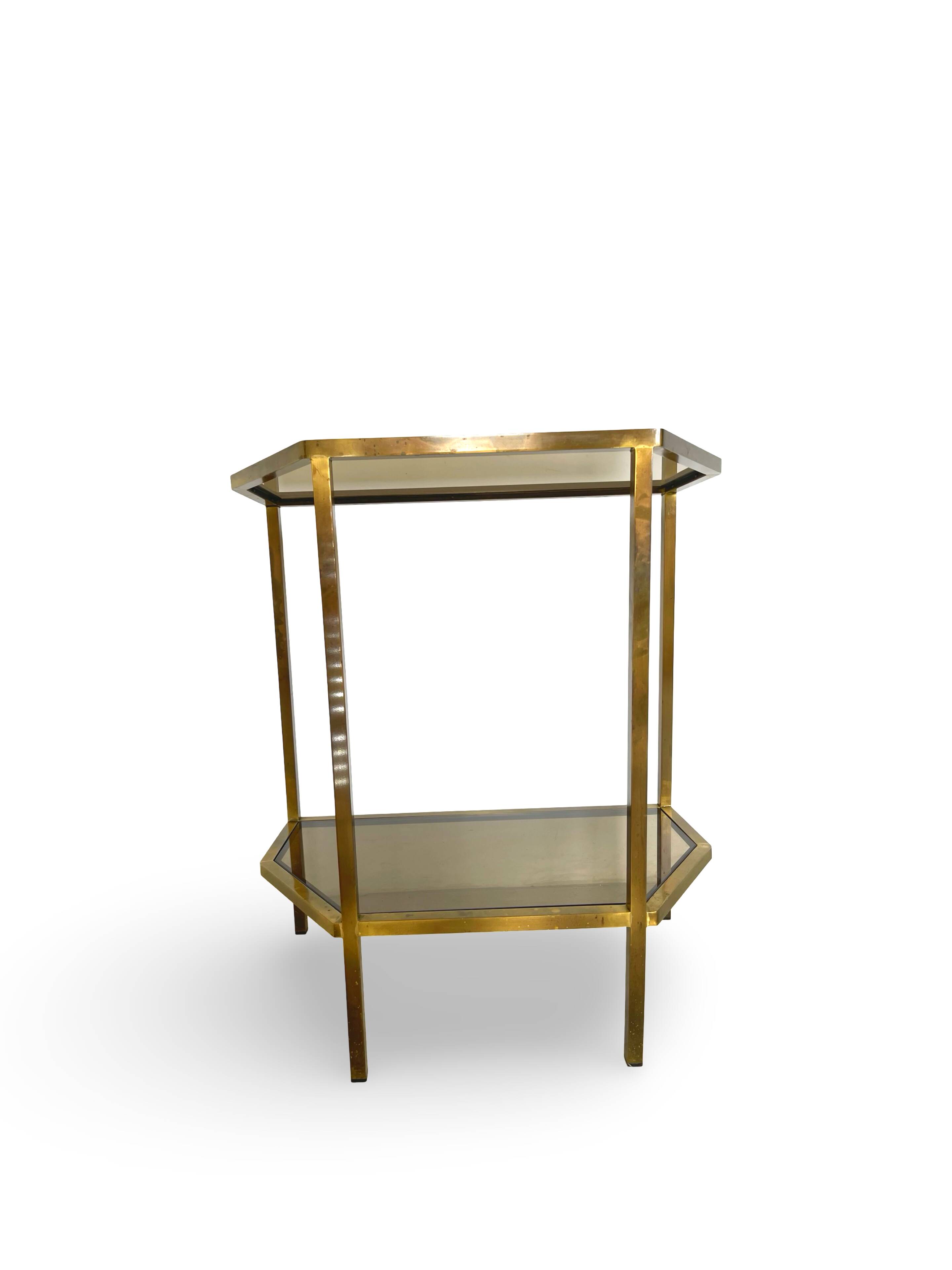 Table d'appoint italienne demi-hexagonale en laiton des années 1970.