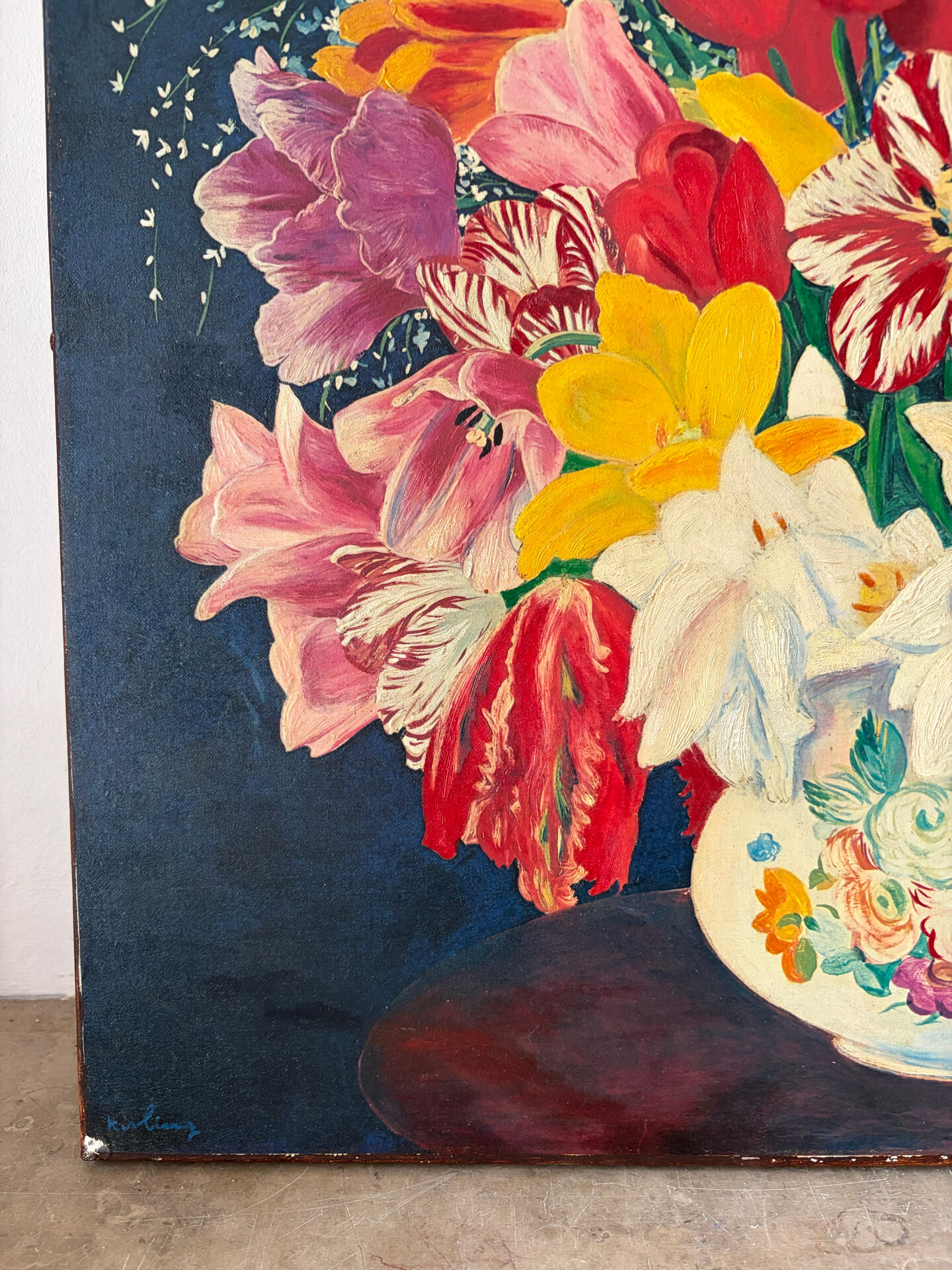 Bouquet rouge sur entablement, signé 1952