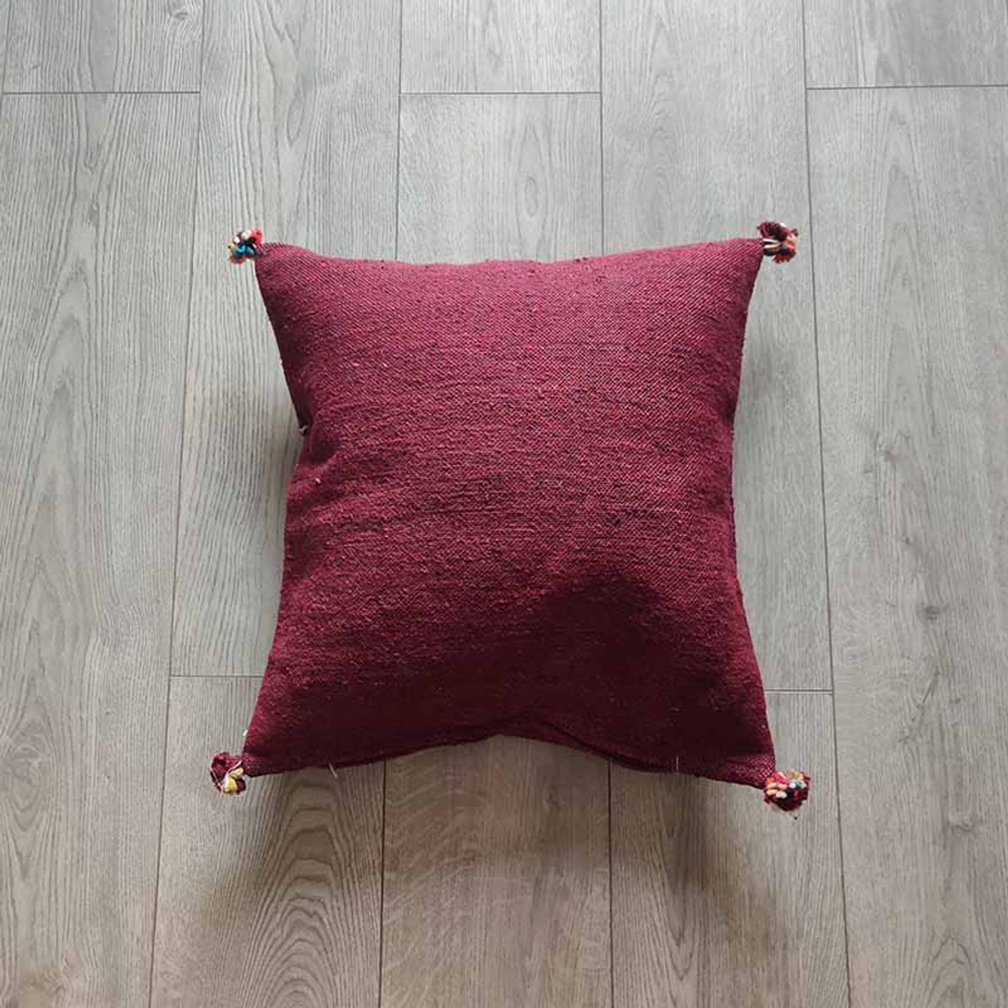 Coussin berbère bordeaux à pompon en coton