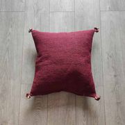 Coussin berbère bordeaux à pompon en coton