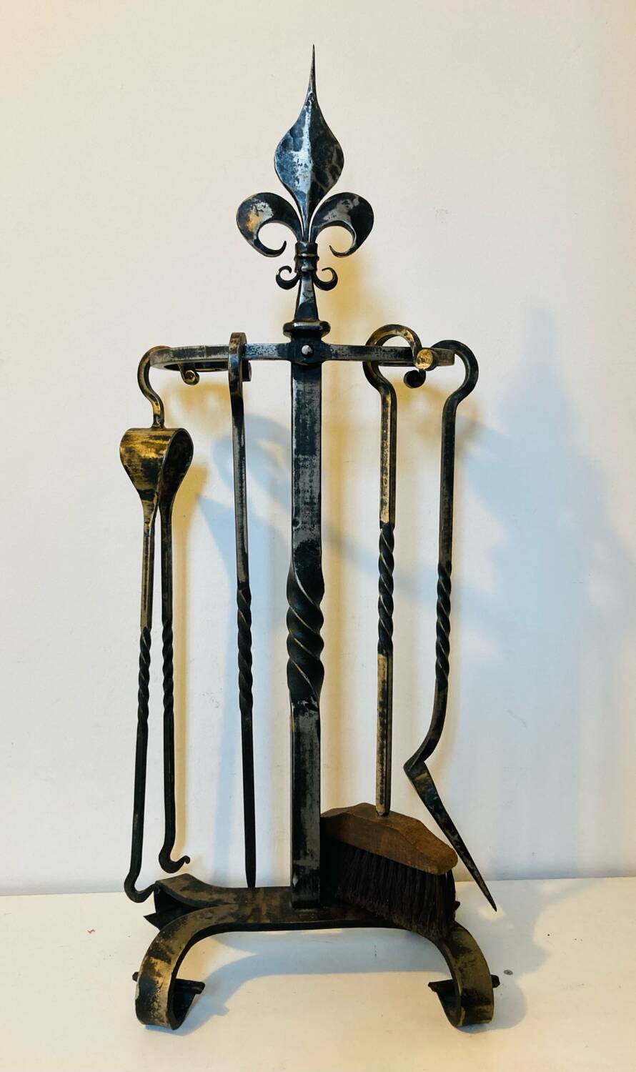 Accessoires de cheminée époque milieu XXe en fer forgé fleur de LYS