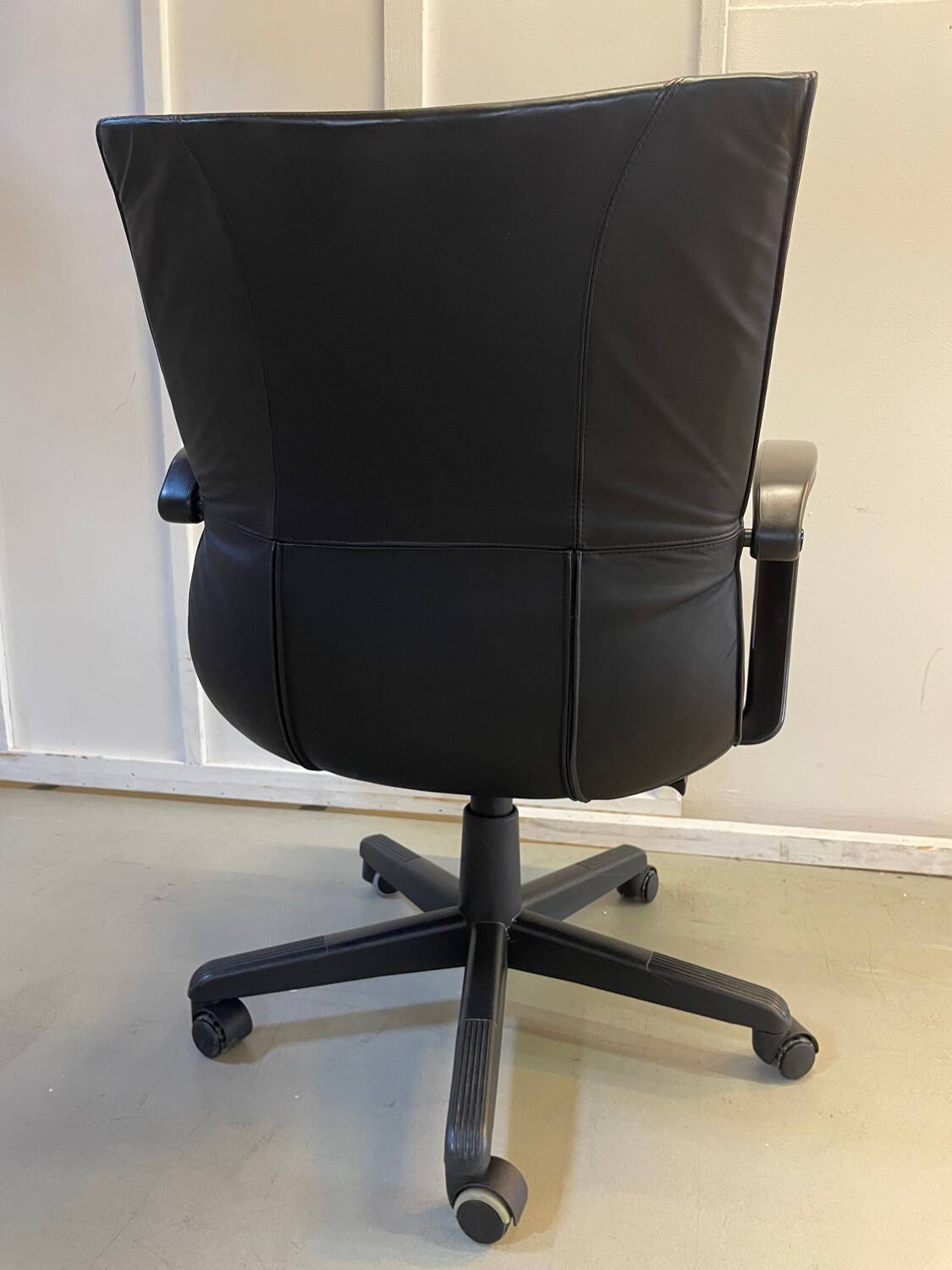 Black leather office chair Model "Qualis" by Emilio Ambasz for Tecno, 1991