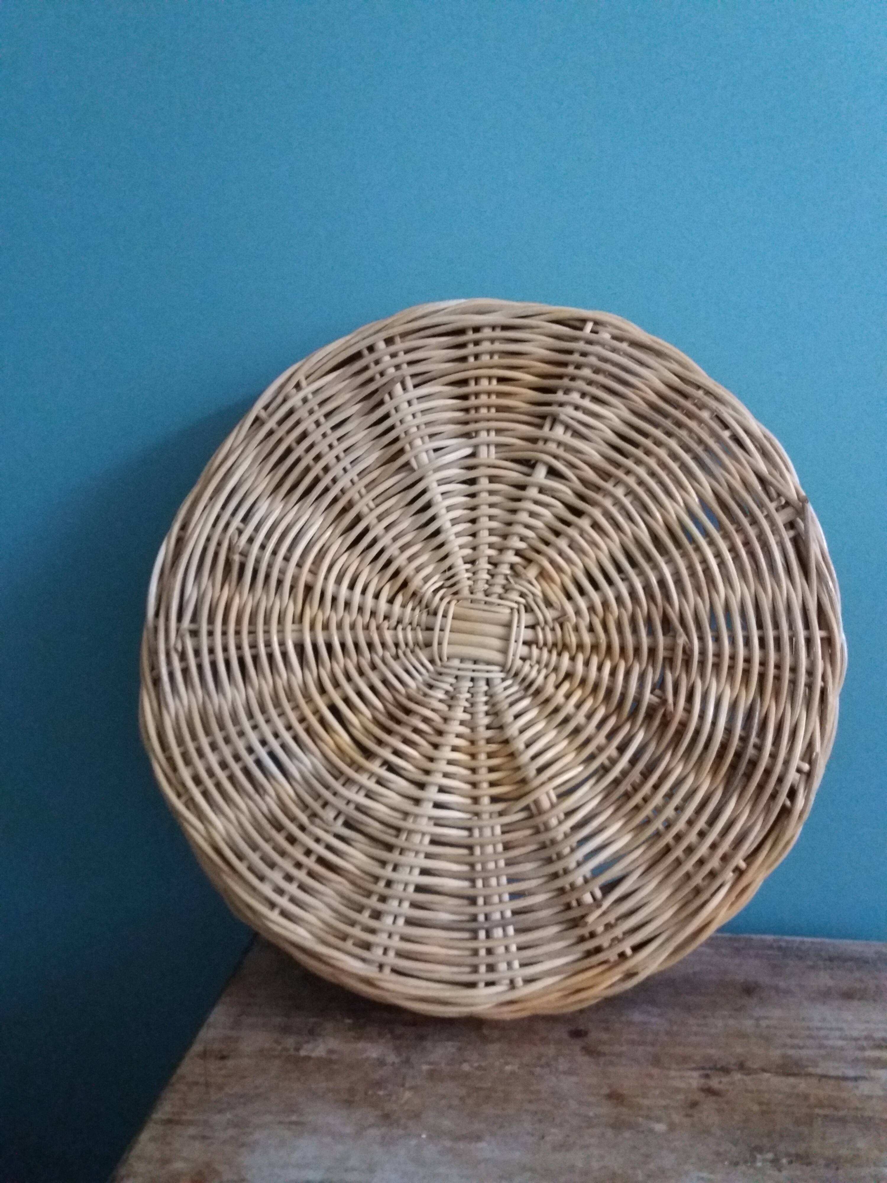 Round wicker tray basket