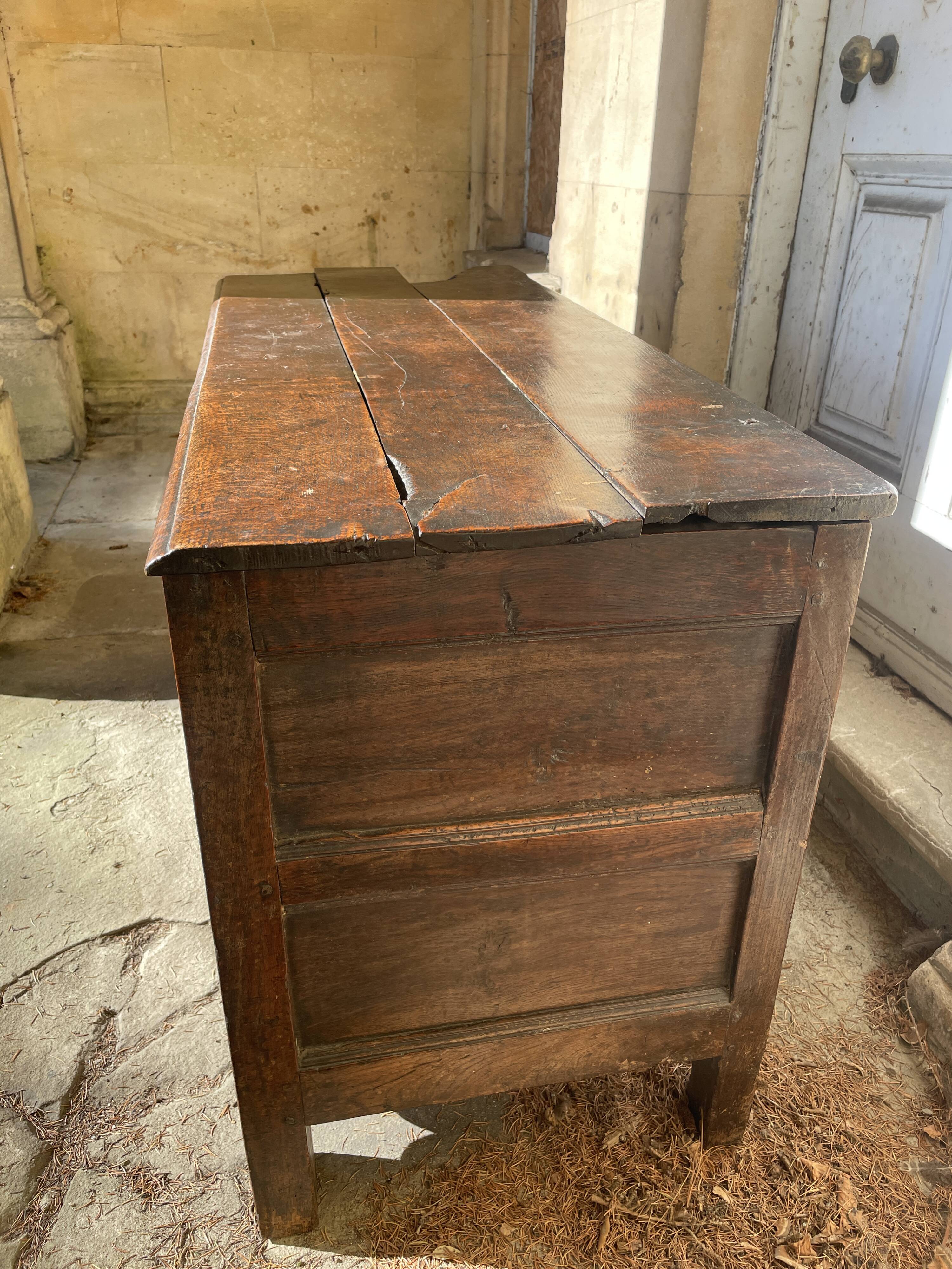 Grand coffre en chêne sculpté du 17ème siècle / coffre à couvertures vernaculaire