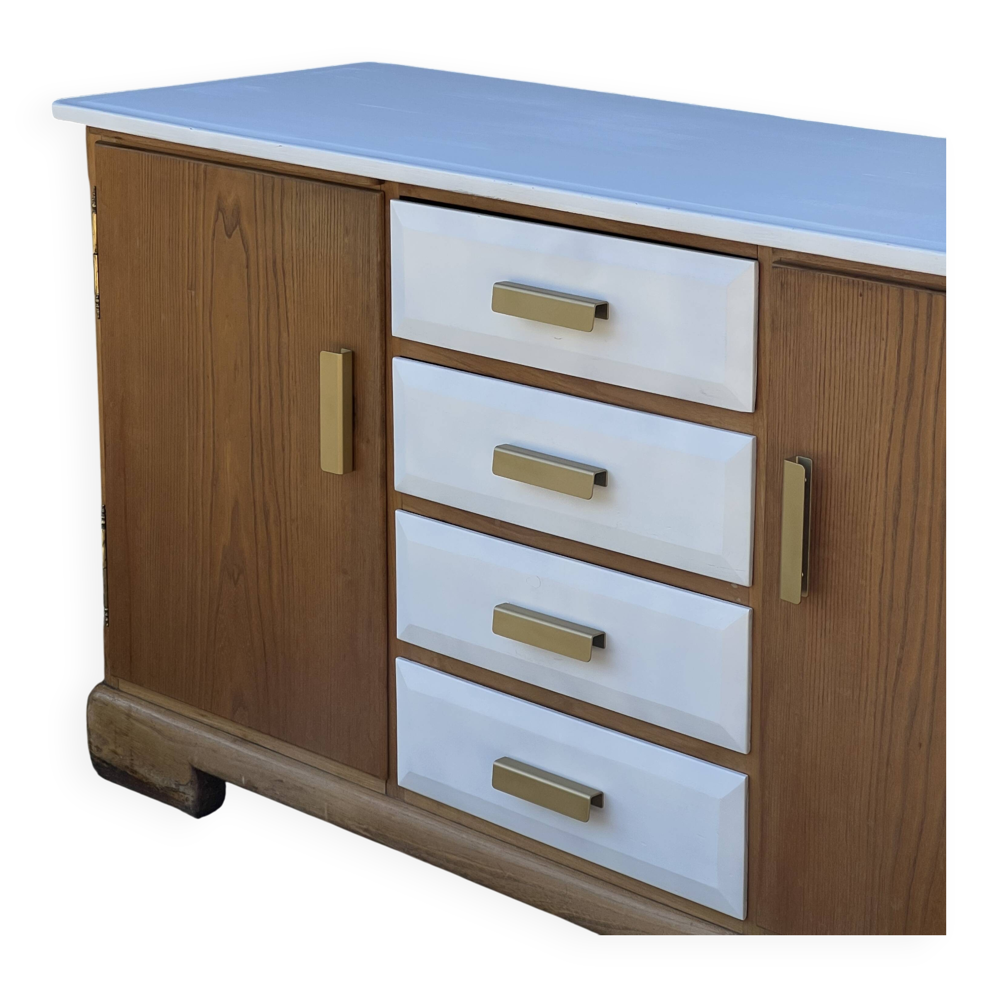 Wooden chest of drawers