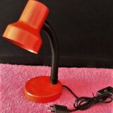 80s red metal articulated desk lamp Height: 280mm