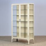 Armoire à pharmacie en fer, années 1930