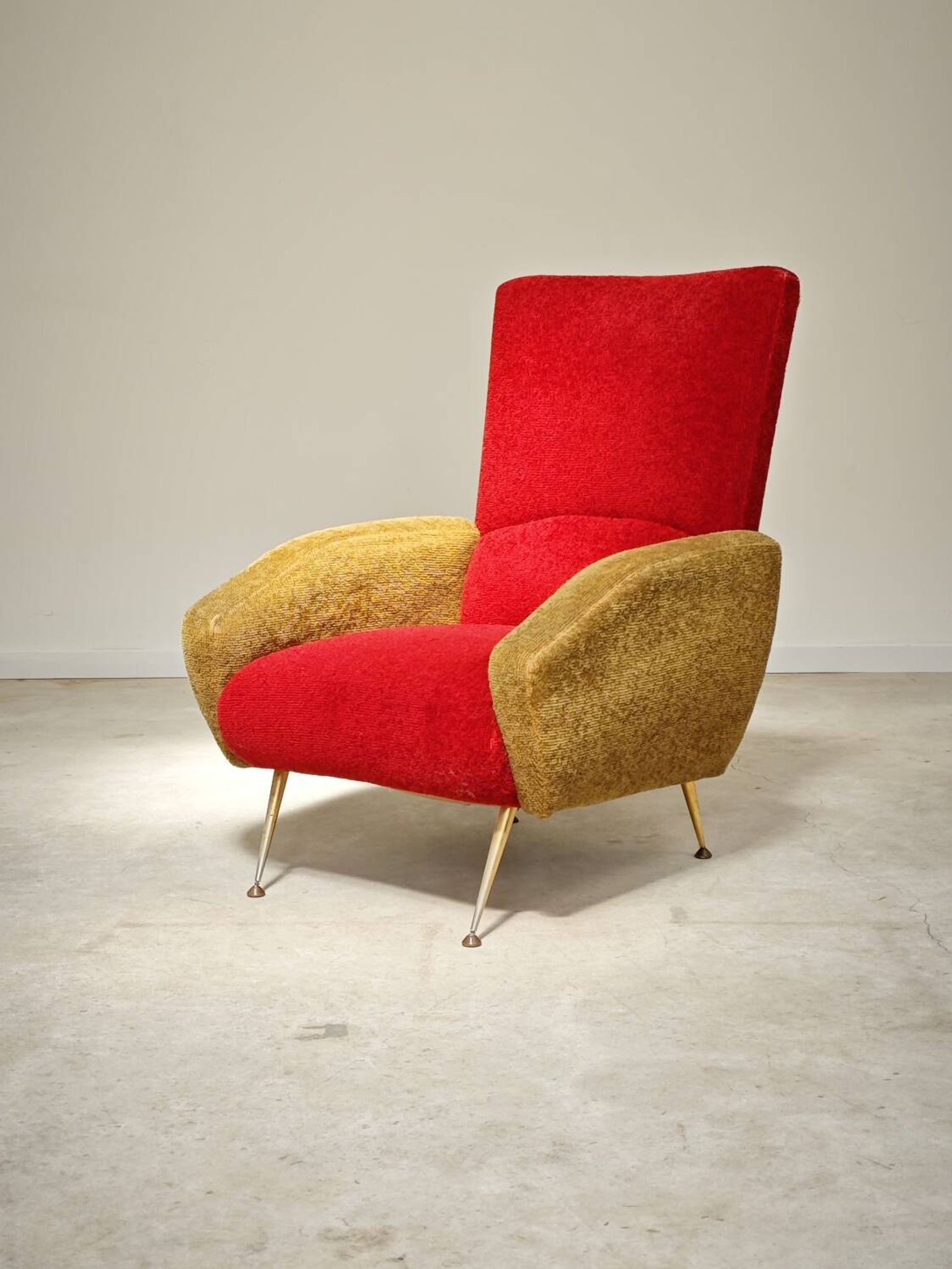 Fauteuil tissu rouge et jaune moutarde style bouclette 1970
