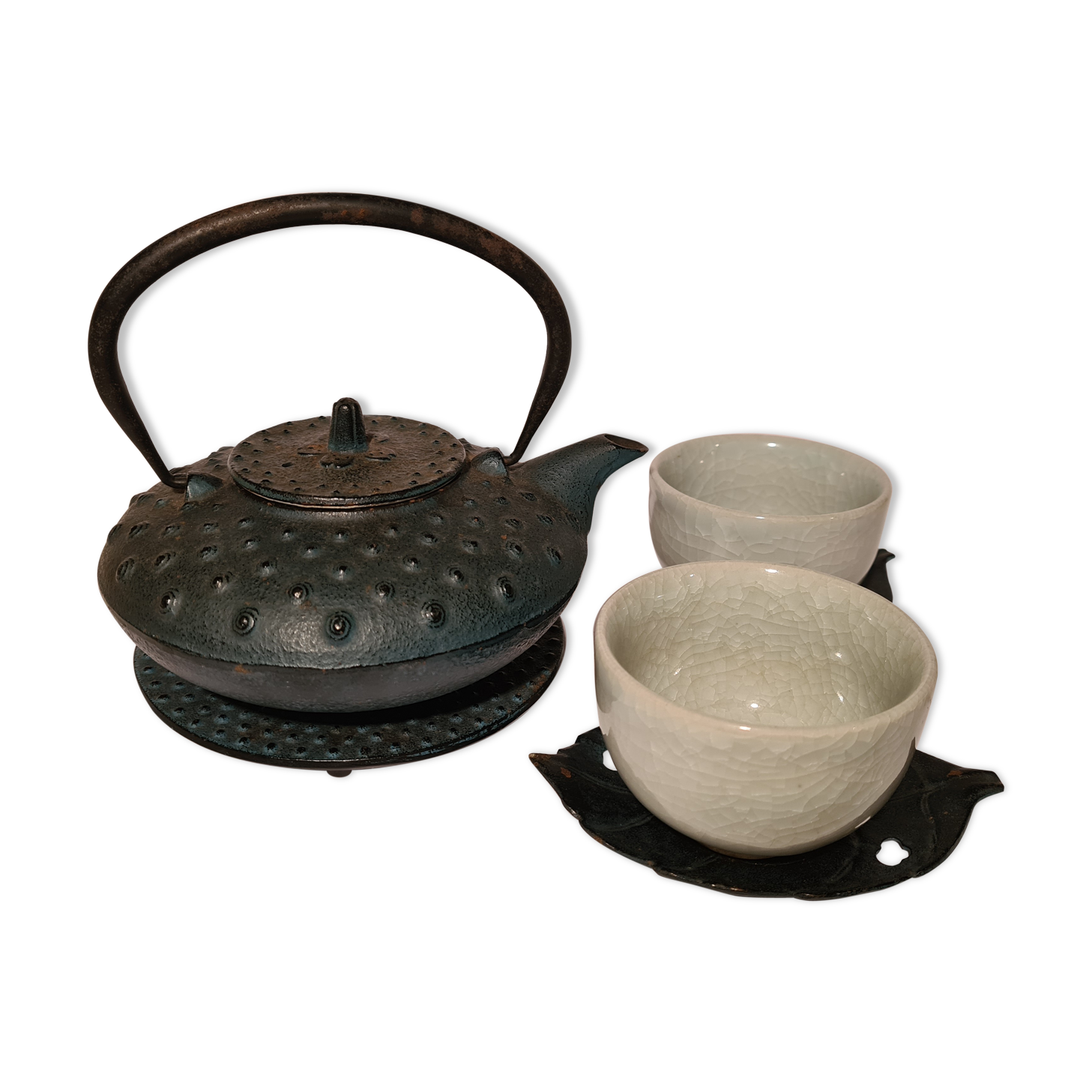 Japanese teapot with its cups