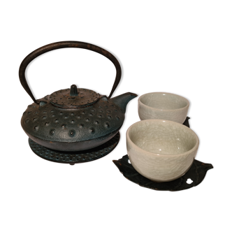 Japanese teapot with its cups