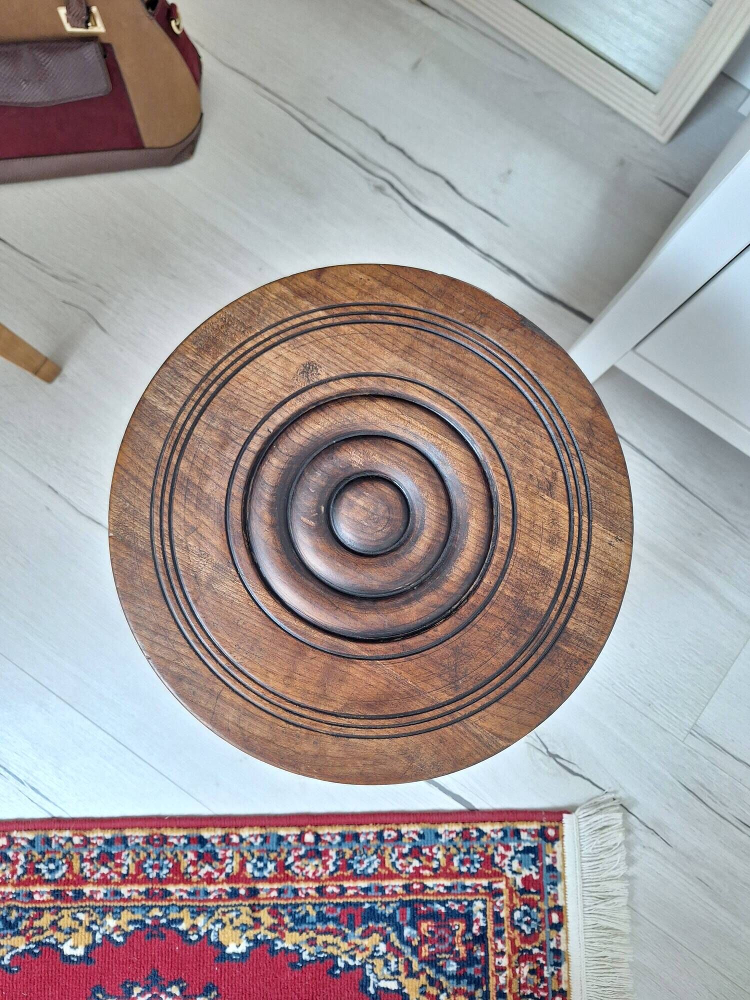 Tabouret tripode en bois massif
