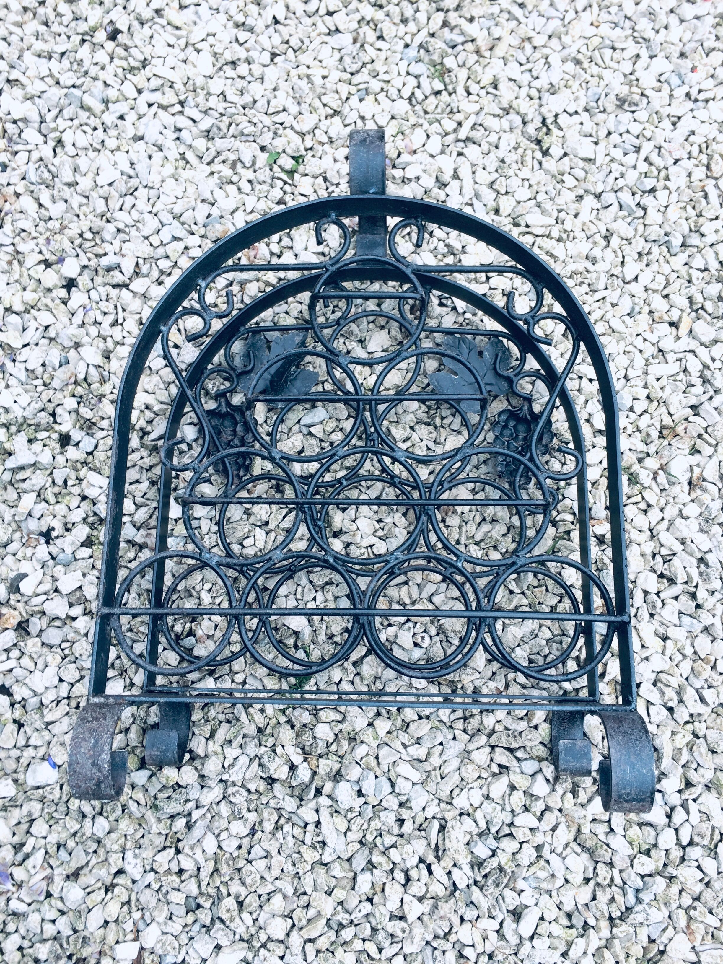 Porte-bouteille ancien en fer forgé