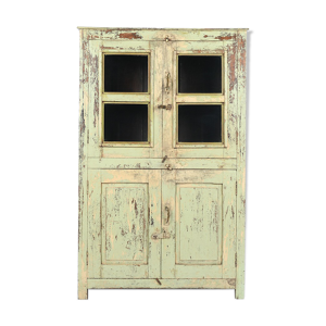 Armoire vitrée en bois patiné
