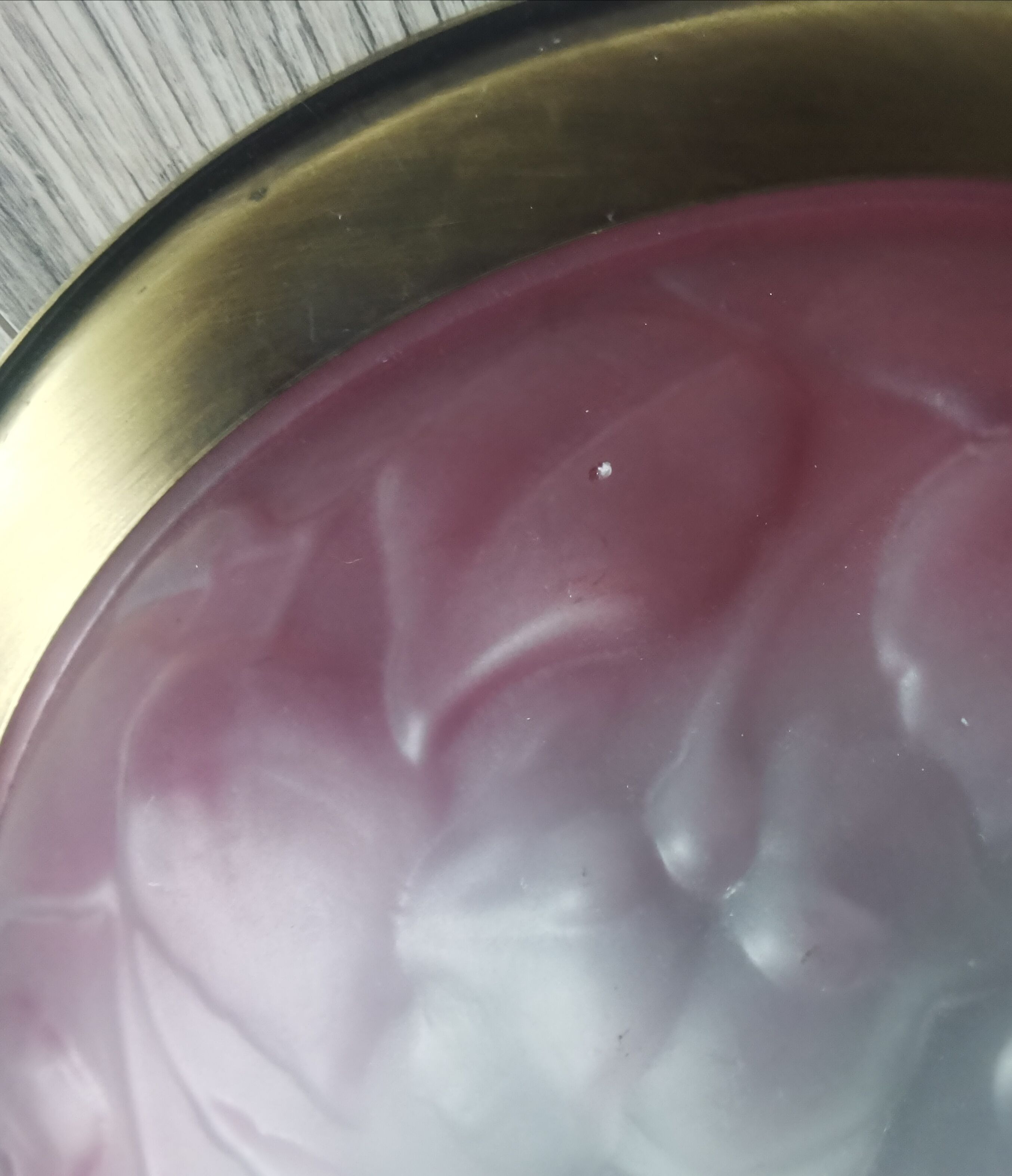 Suspension pink glass paste