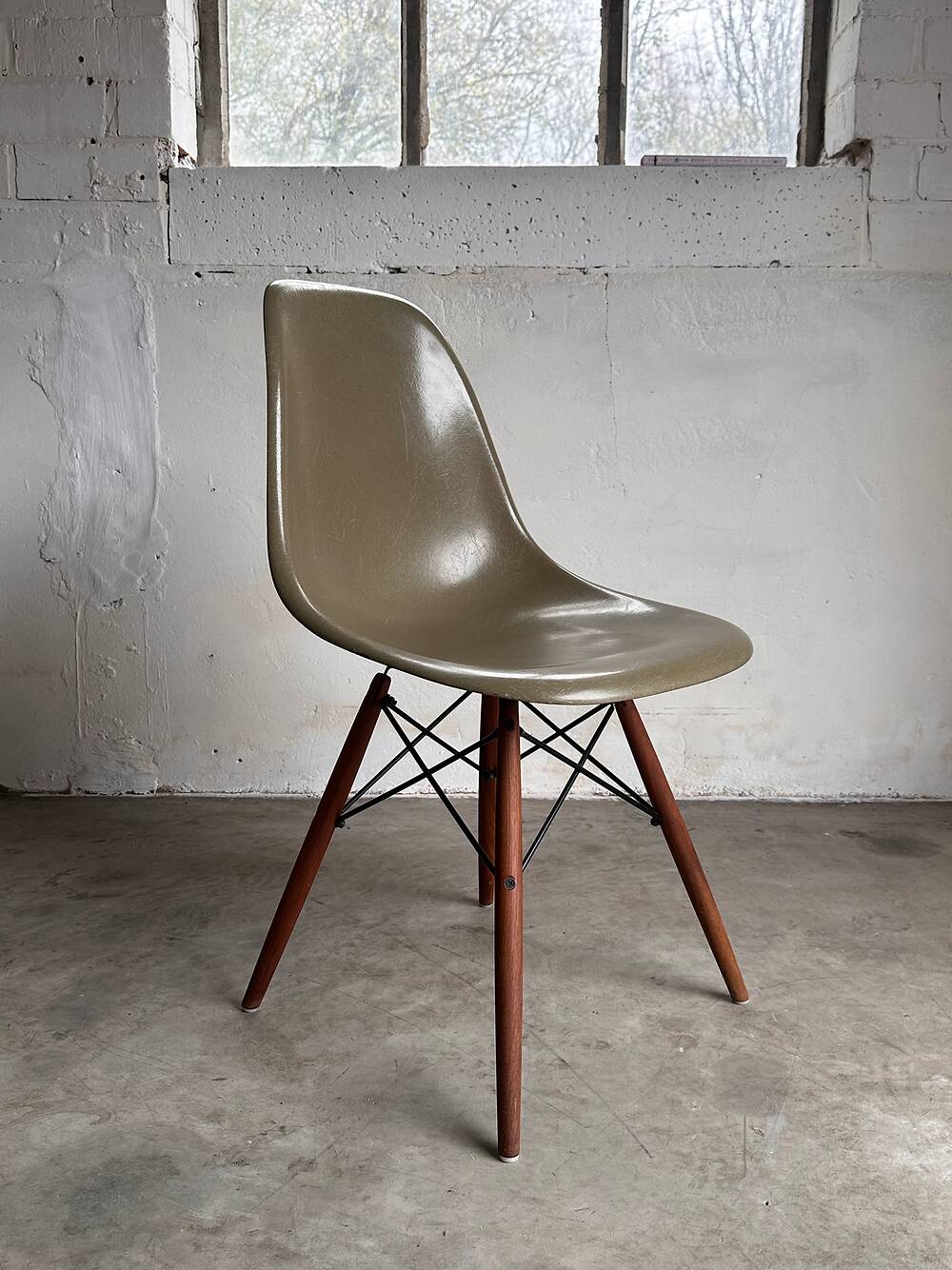 Set of 10 fibreglass & walnut DSW chairs, Charles & Ray Eames, Herman Miller, 60s-70s