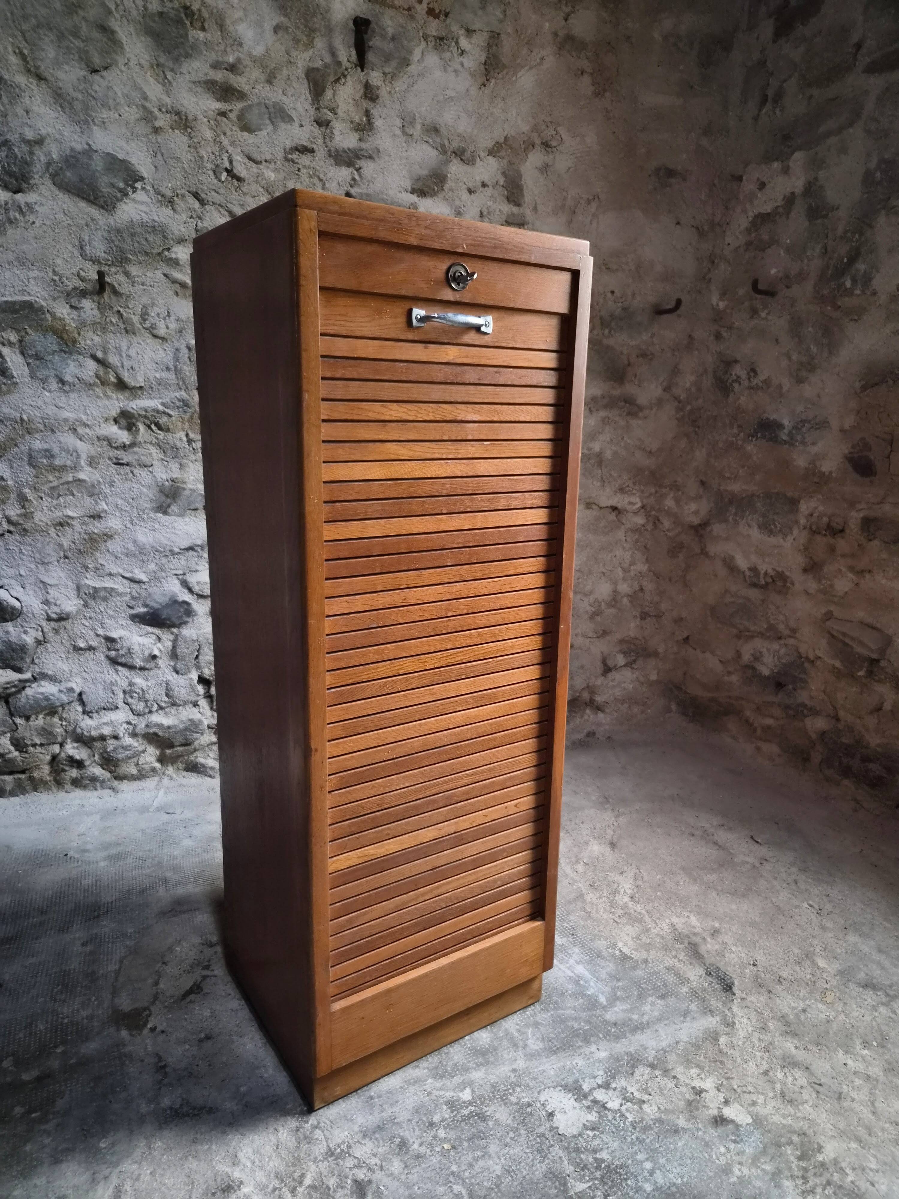 Armoire à rideau vintage en chêne | France | 1960s–1970s