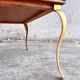 Table basse vintage avec pieds dorés et plateau incrusté de motifs géométriques en placage de bois brun clair
