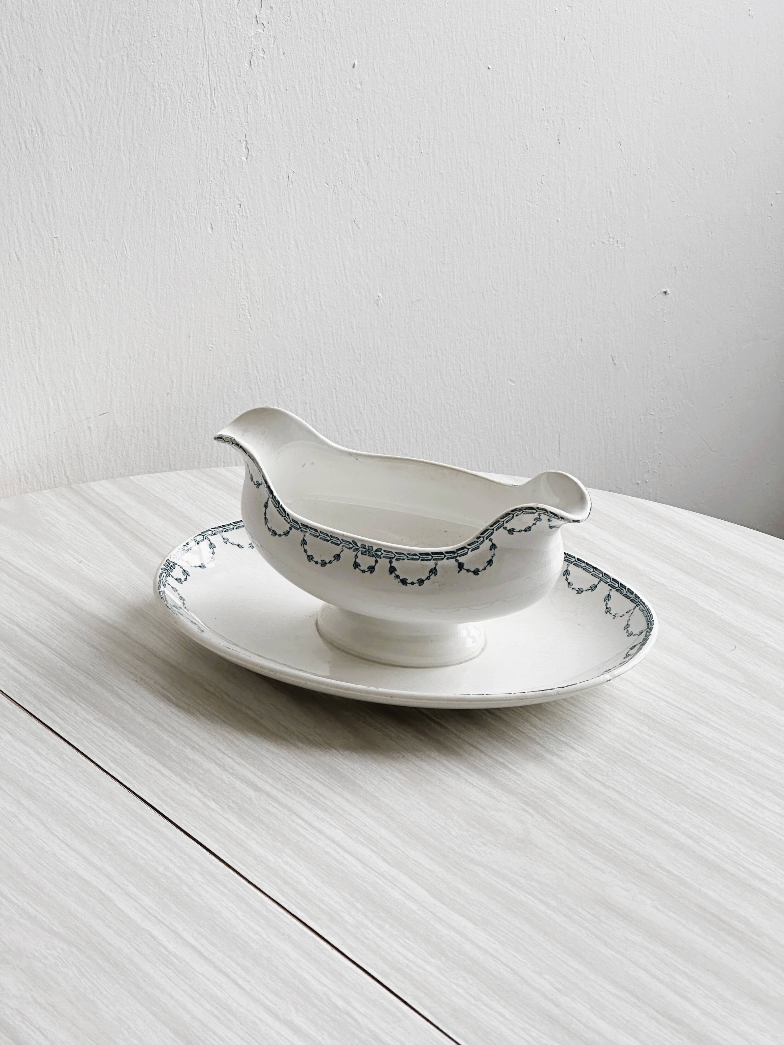 Gravy boat on earthenware frame Digoin Sarreguemines Faust.