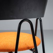 Une paire de chaises de style Memphis