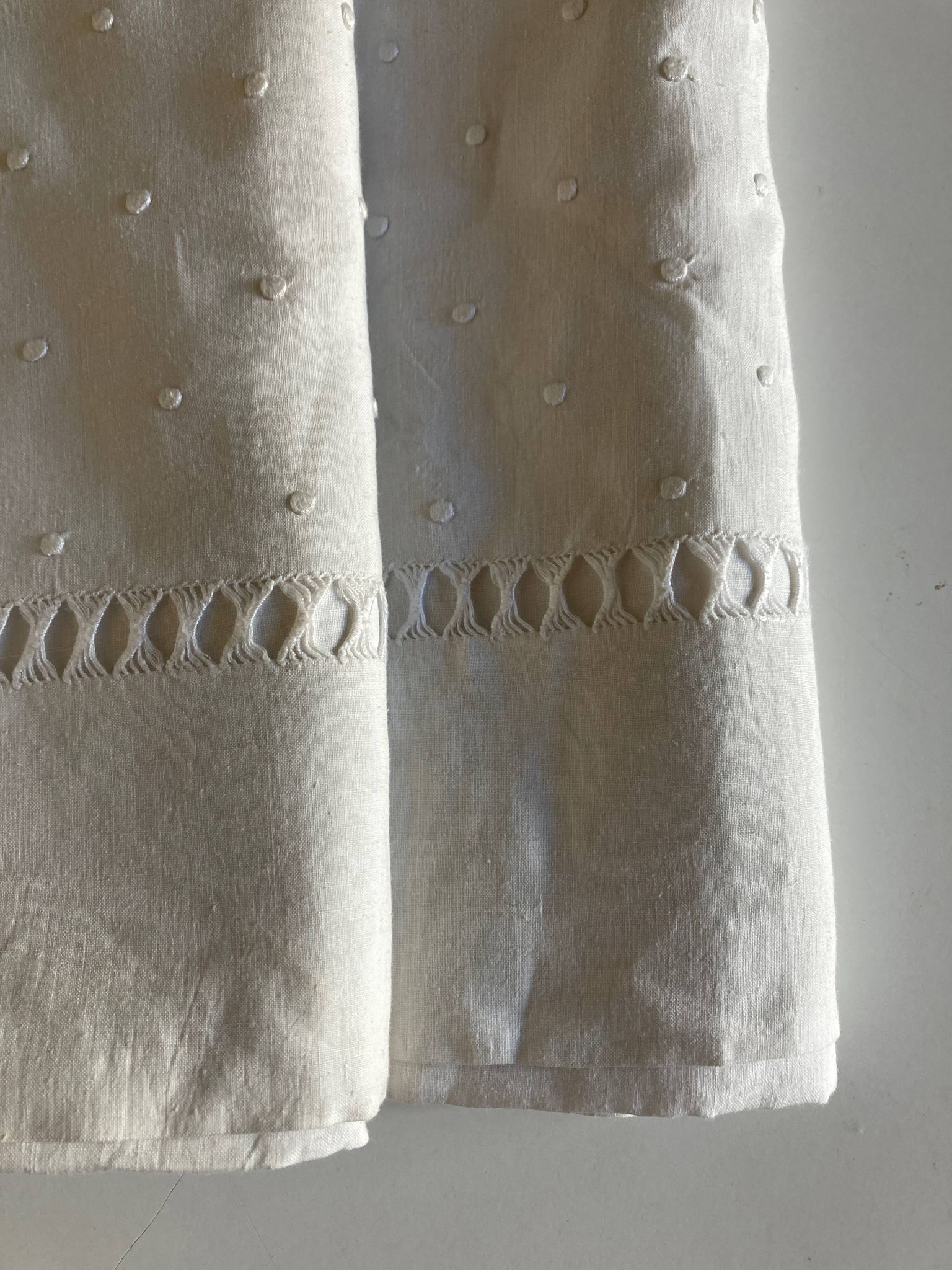 Drap de fil de lin brodé de pois sans monogramme 1950