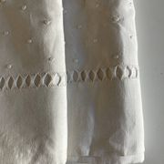Drap de fil de lin brodé de pois sans monogramme 1950