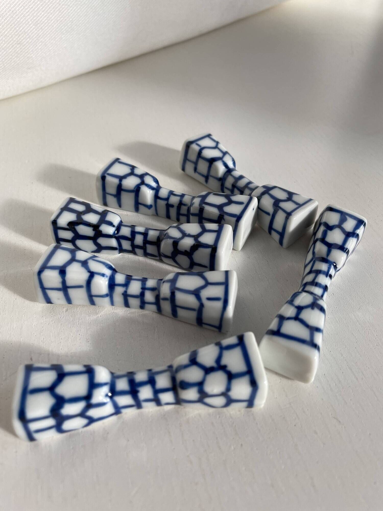 Lot de 6 porte-couteaux ou baguettes en porcelaine bleue
