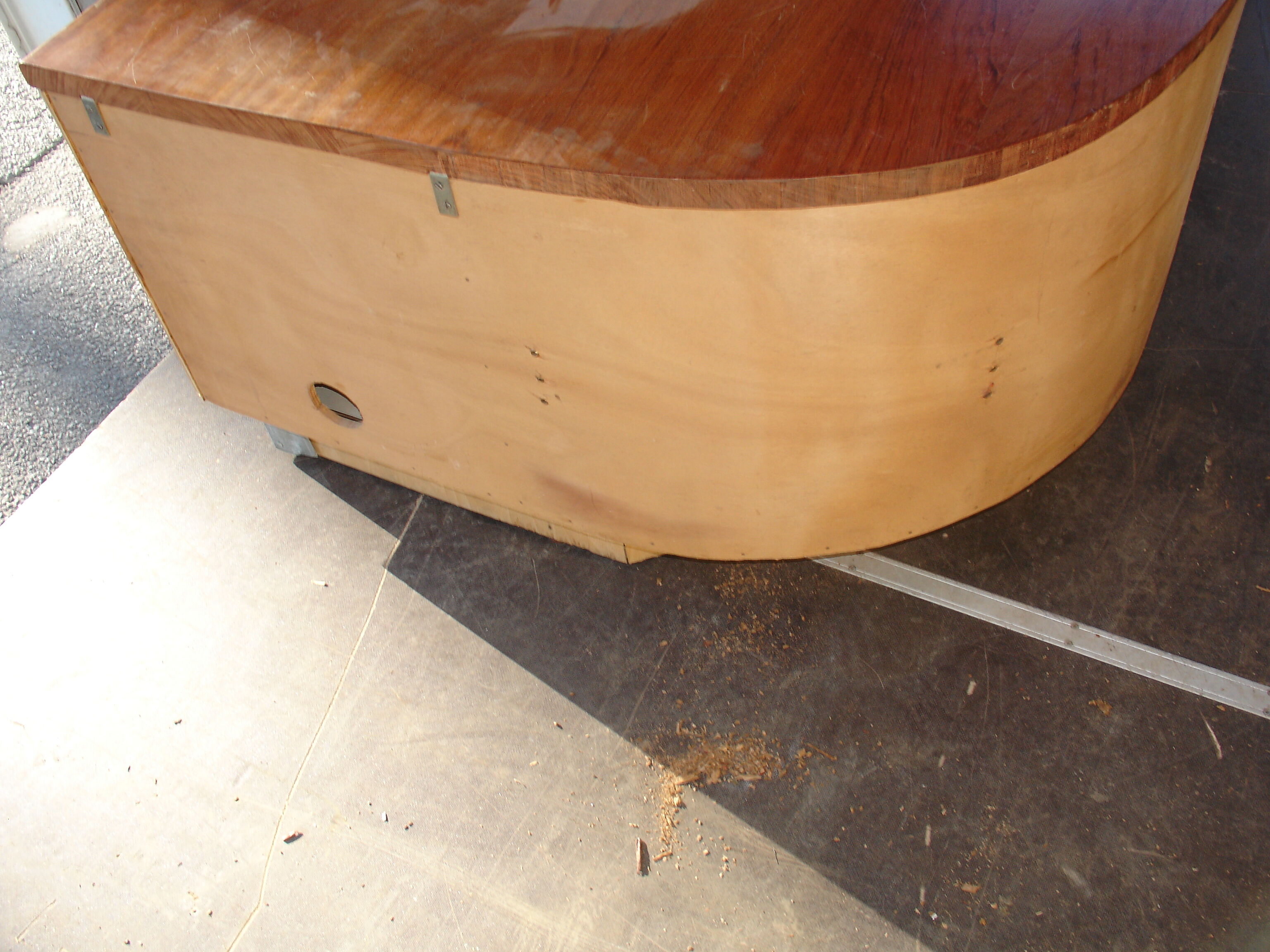 Meuble bas en angle en Pao Rosa Massif 8 Tiroirs Alcantara Bleu