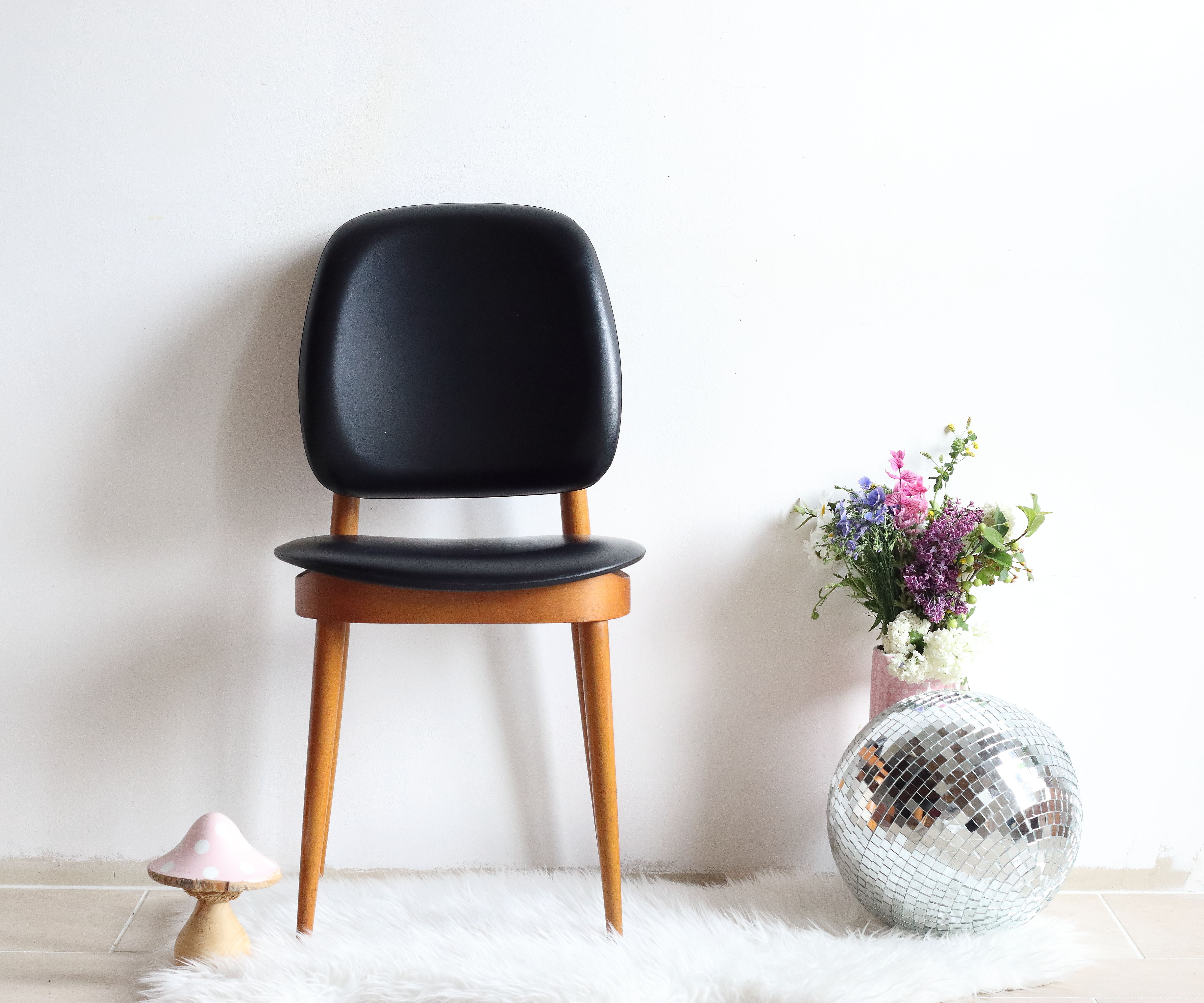 Suite of 6 Chairs Baumann model Pegasus in beech and faux black leather