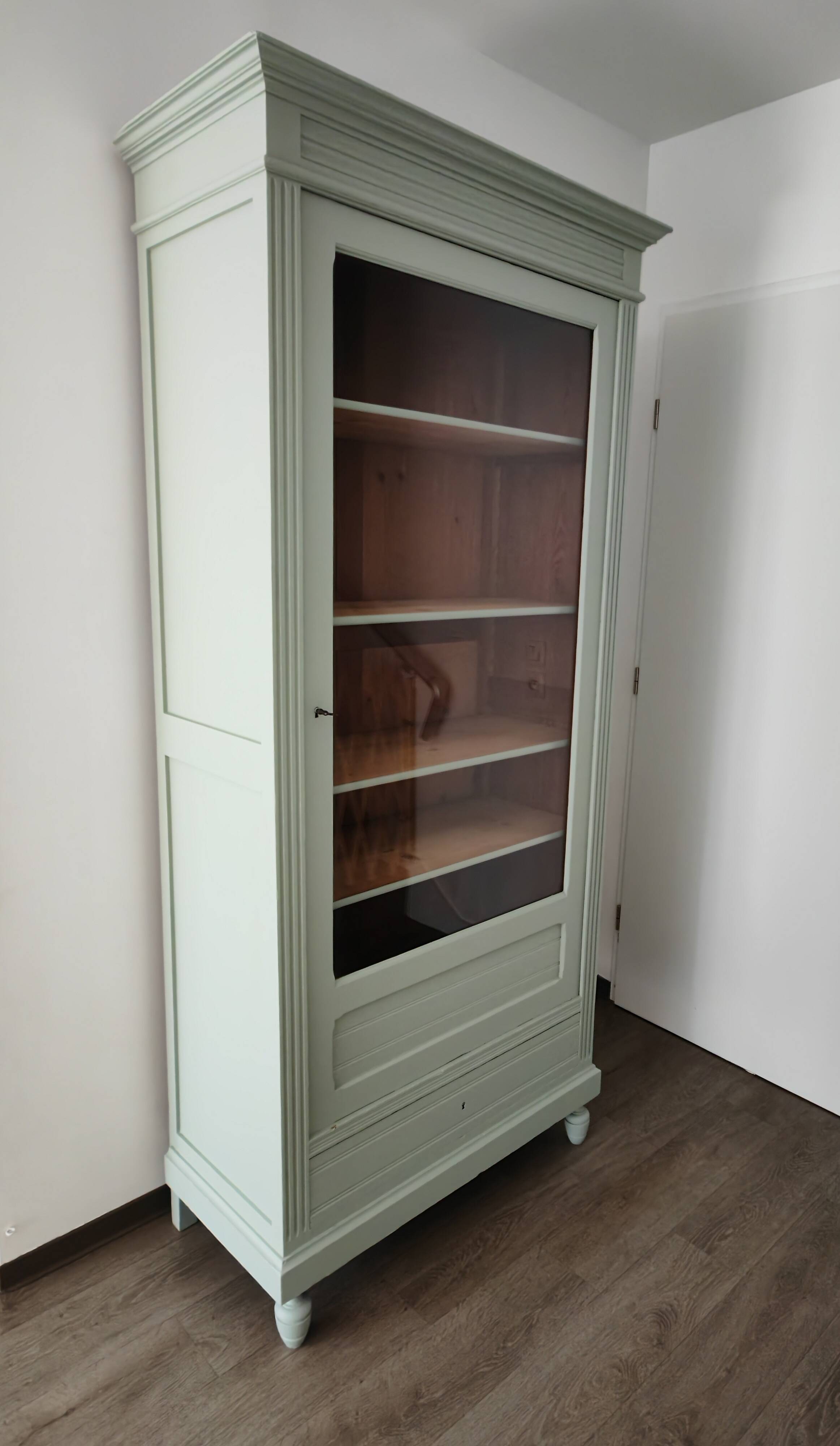 Armoire vitrée parisienne