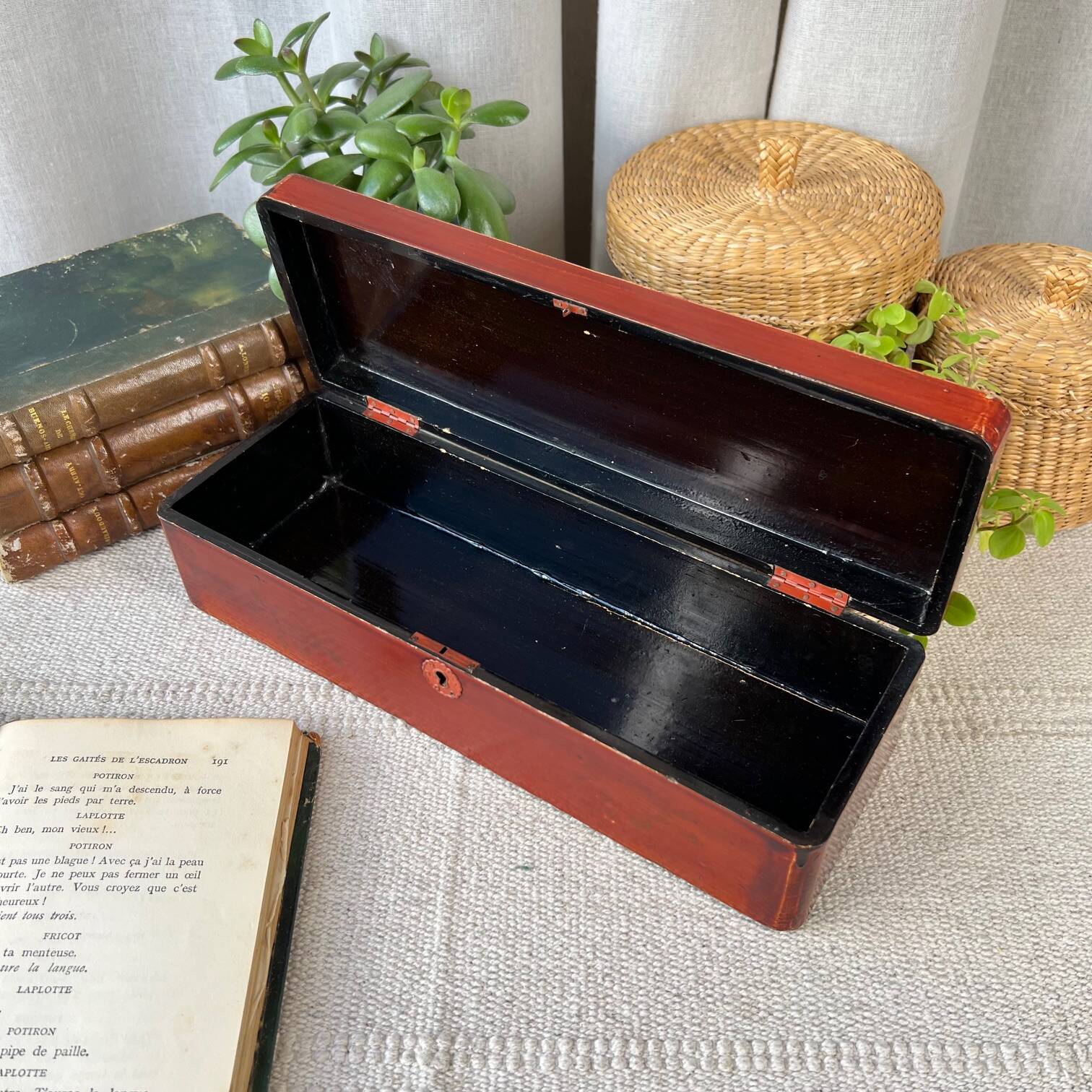 Glove box in lacquered wood