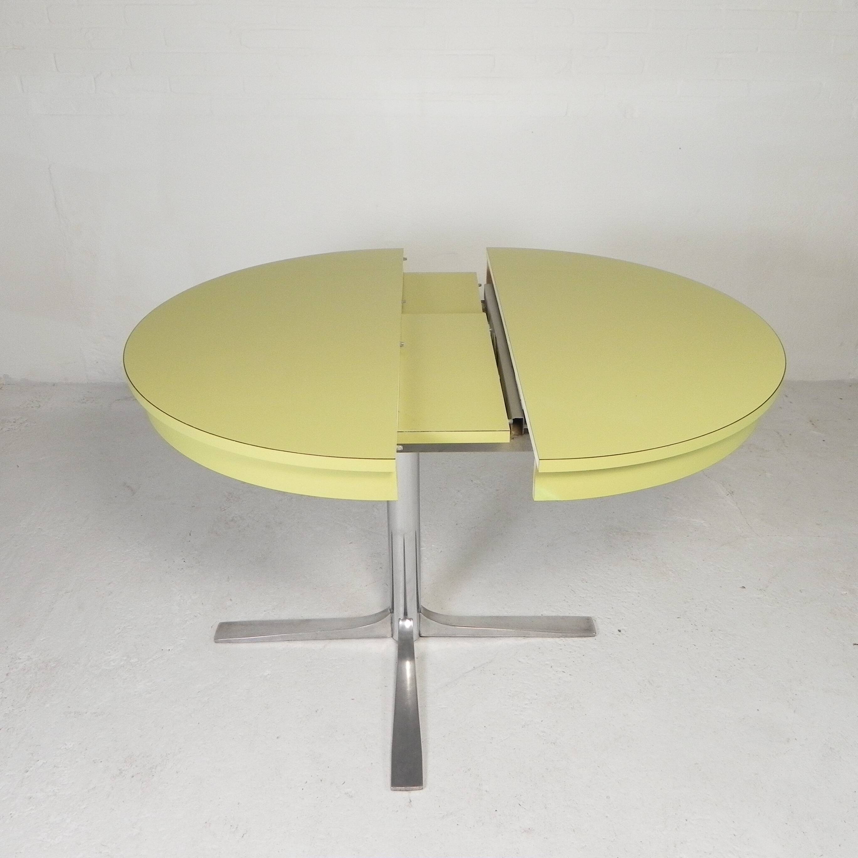 Vintage round dining table with a diameter of 100 cm, extendable to 135 cm, from the 1970s.