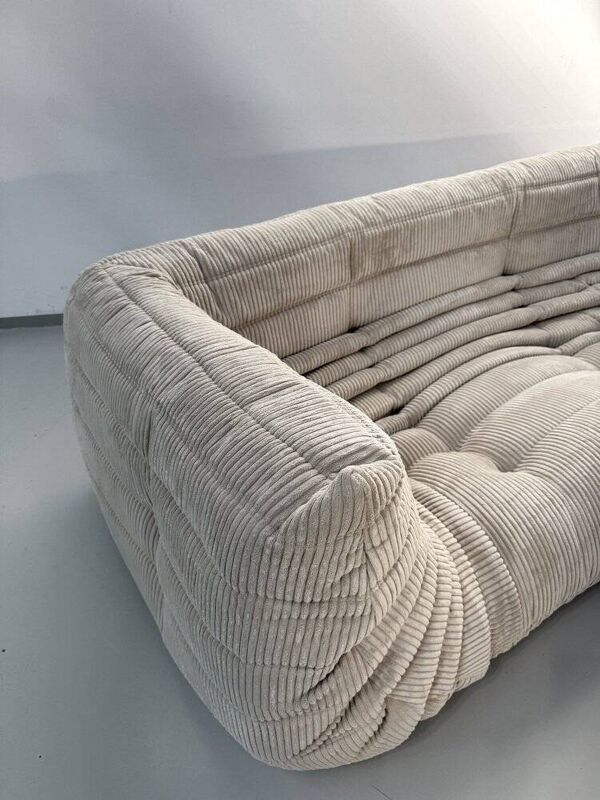 Canapé Amrest Togo beige attribué à Michel Ducaroy pour Ligne Roset, années 1970.